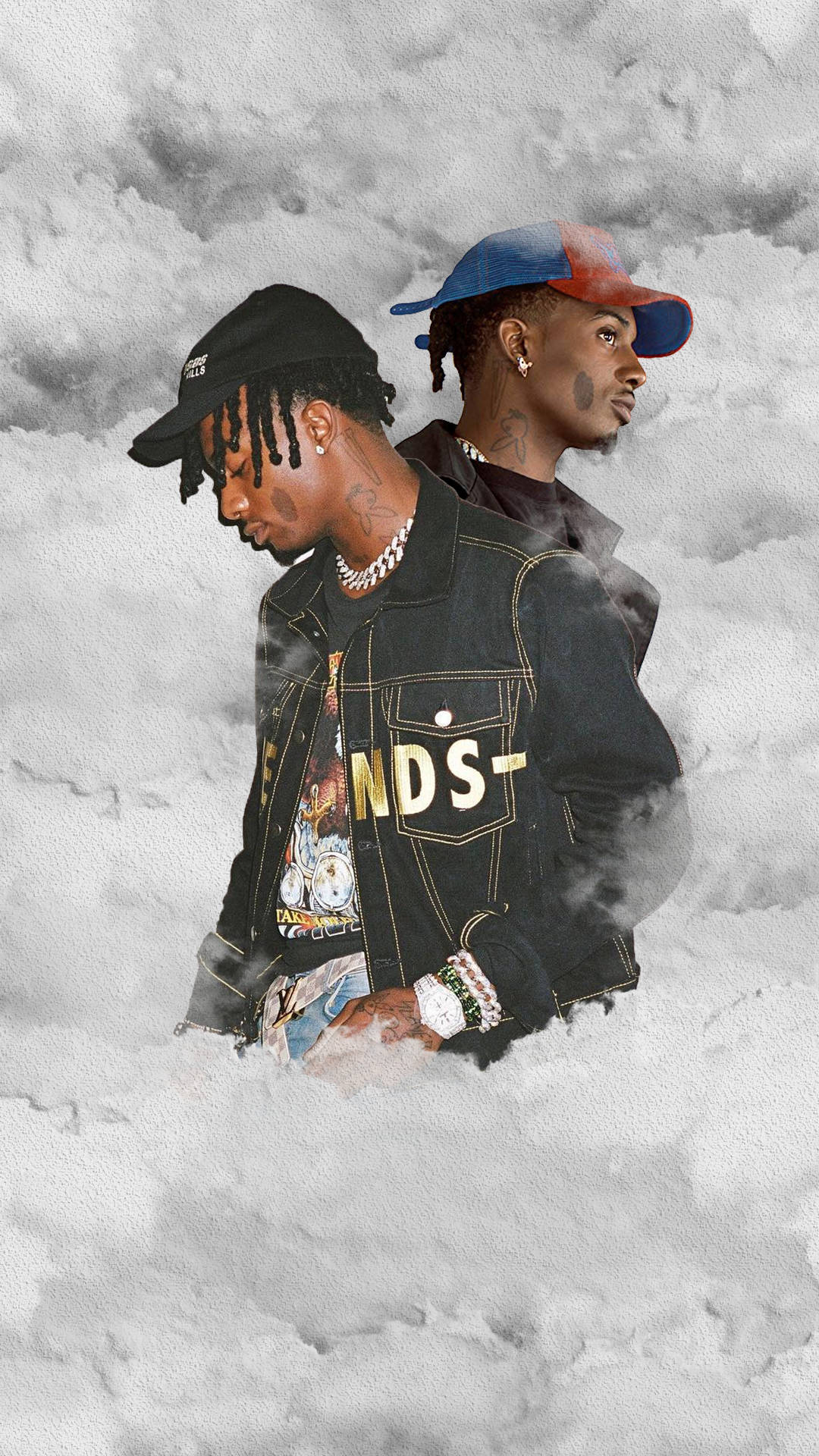 Carti 桌布 壁紙 — 兩位時尚的饒舌歌手在陰雲密佈的天空中背靠背站立，戴著帽子、外套和鏈條，霧氣在他們周圍旋轉。