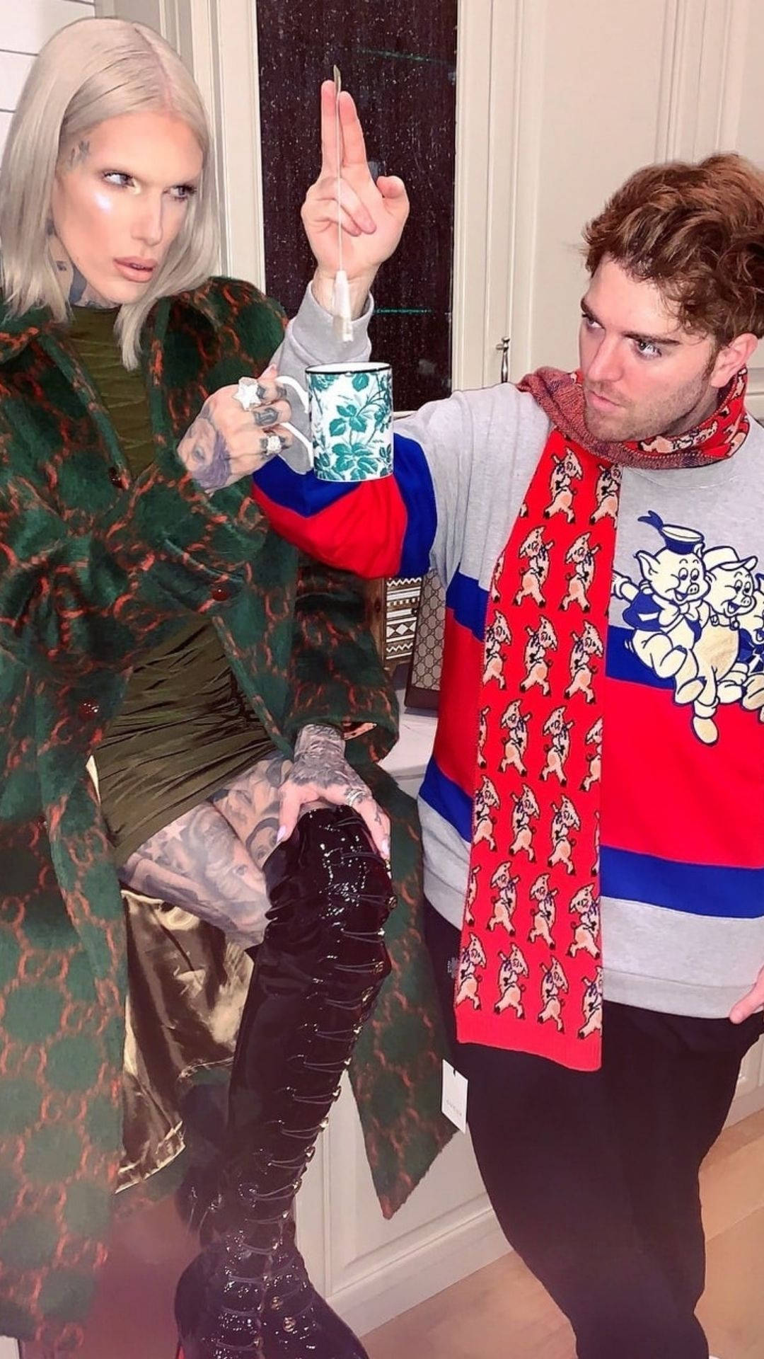 Jeffree Star 桌布 壁紙 — 兩位時尚紋身人士在室內擺姿勢，一人手持馬克杯，另一人做出手勢。