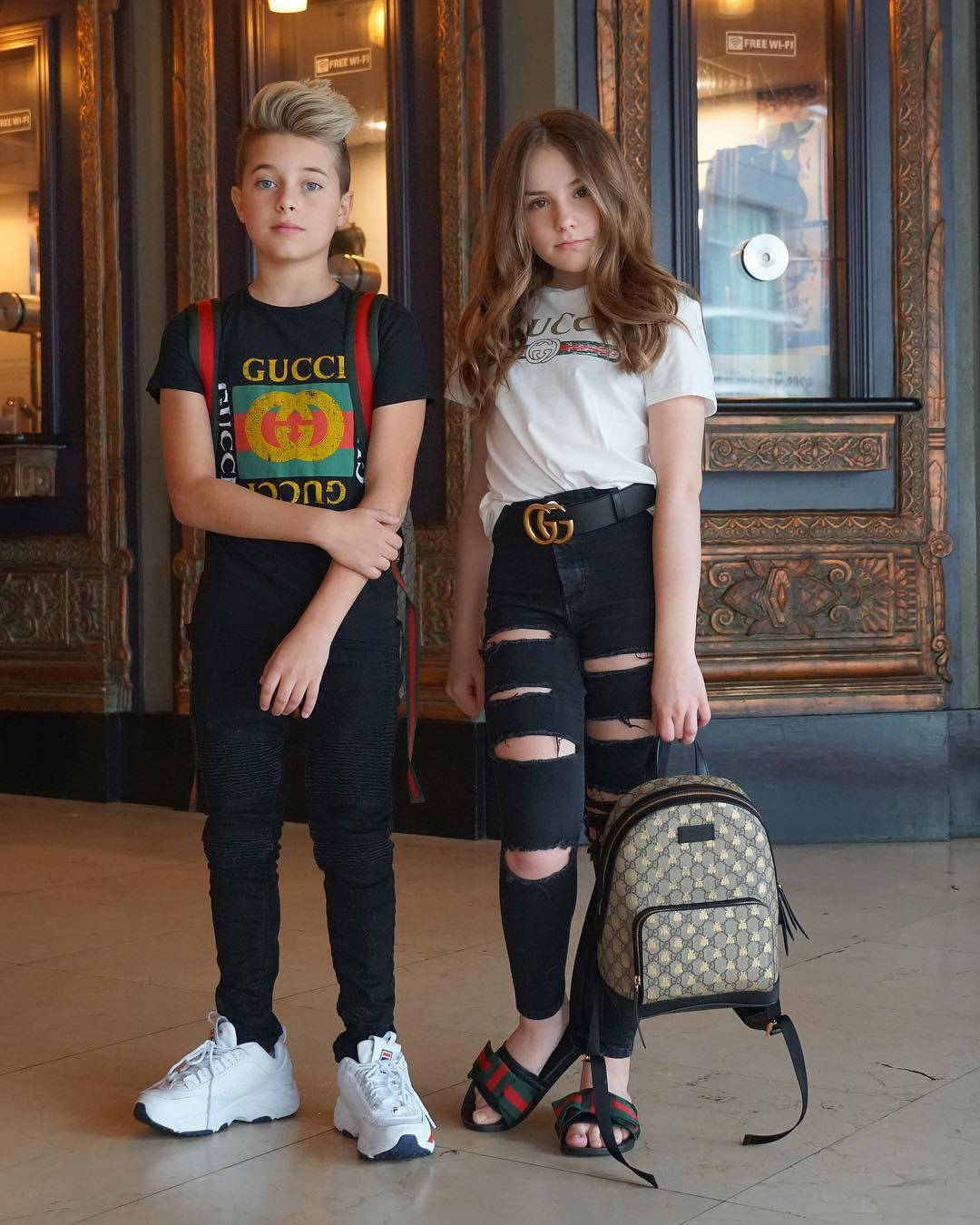 Piper Rockelle 桌布 壁紙 — 兩位時尚青少年自信地穿著Gucci品牌服裝，在華麗的復古門前擺姿勢。