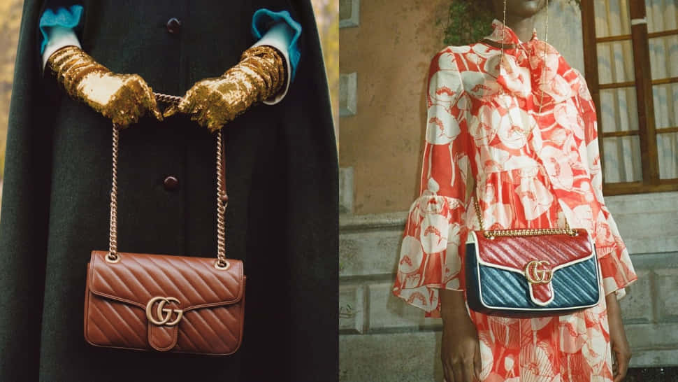 Gucci 桌布 壁紙 — 兩位時裝模特兒展示Gucci手袋，一個是棕色絎縫皮革配金色手套，另一個是紅白花卉連衣裙配藍色手袋。