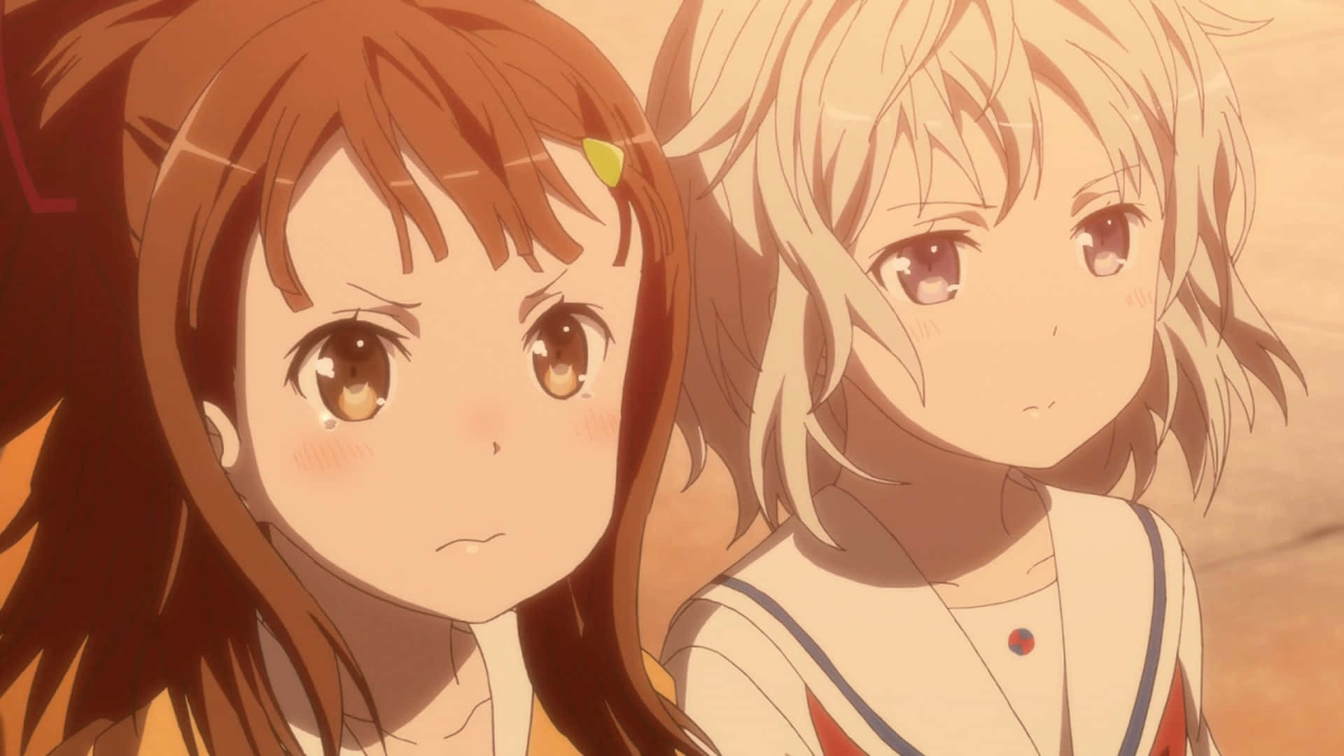 High School Fleet 桌布 壁紙 — 兩位暖色調頭髮的動漫女孩在金色夕陽背景下溫柔地凝視對方。