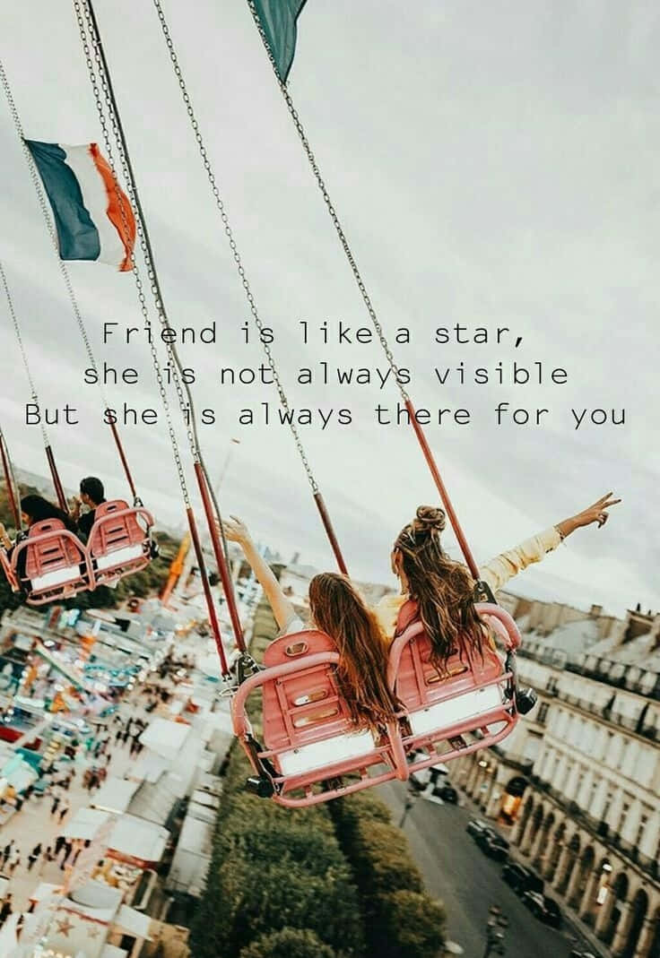 Best Friend Aesthetic 桌布 壁紙 — 兩位朋友在一個巨大的鞦韆上翱翔，俯瞰著一個熙熙攘攘的歐洲節日，一面法國國旗在頭頂飄揚。