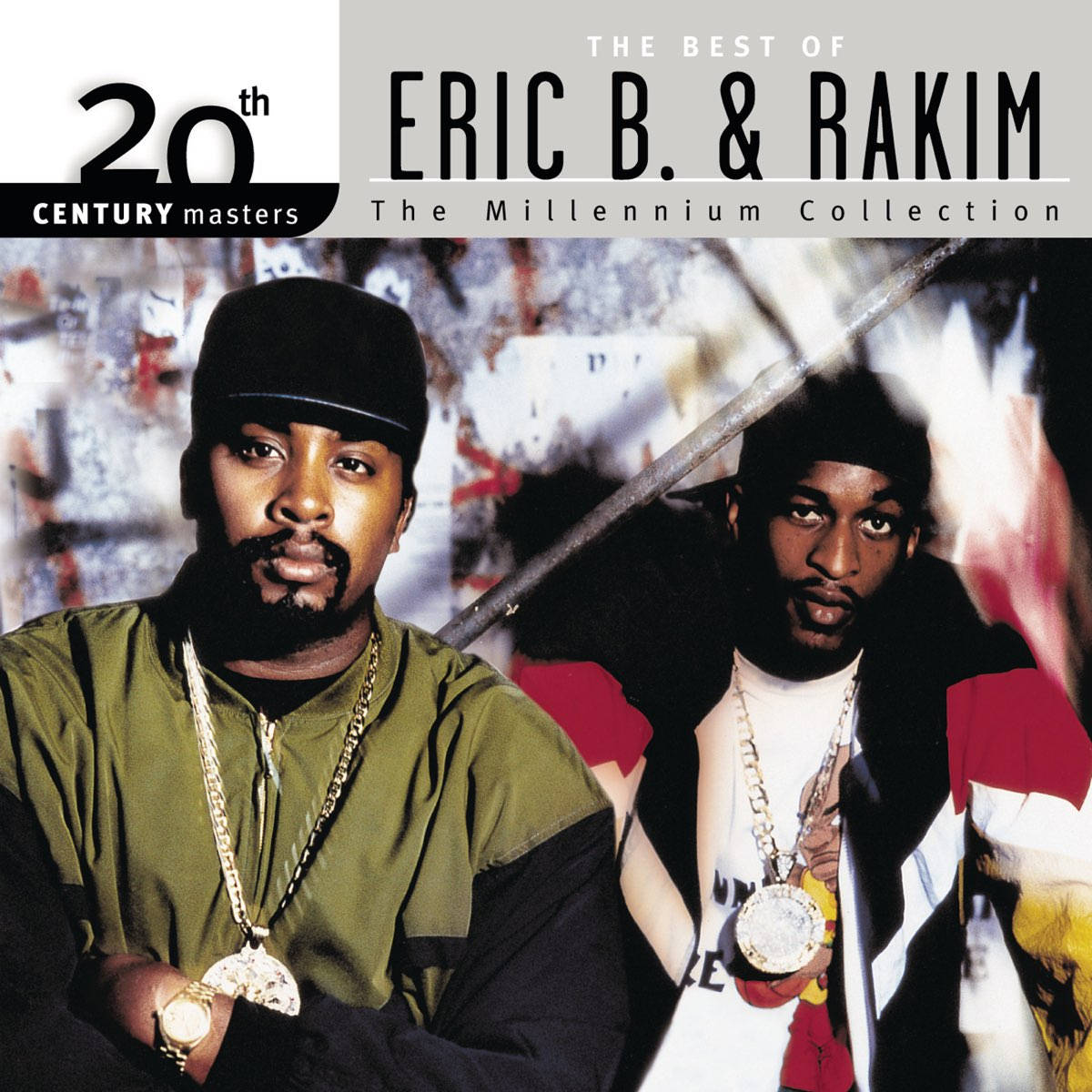 Album Cover 桌布 壁紙 — 兩位標誌性嘻哈藝術家 Eric B 和 Rakim 在充滿粗獷塗鴉和鏈條的都市背景下自信地擺姿勢。