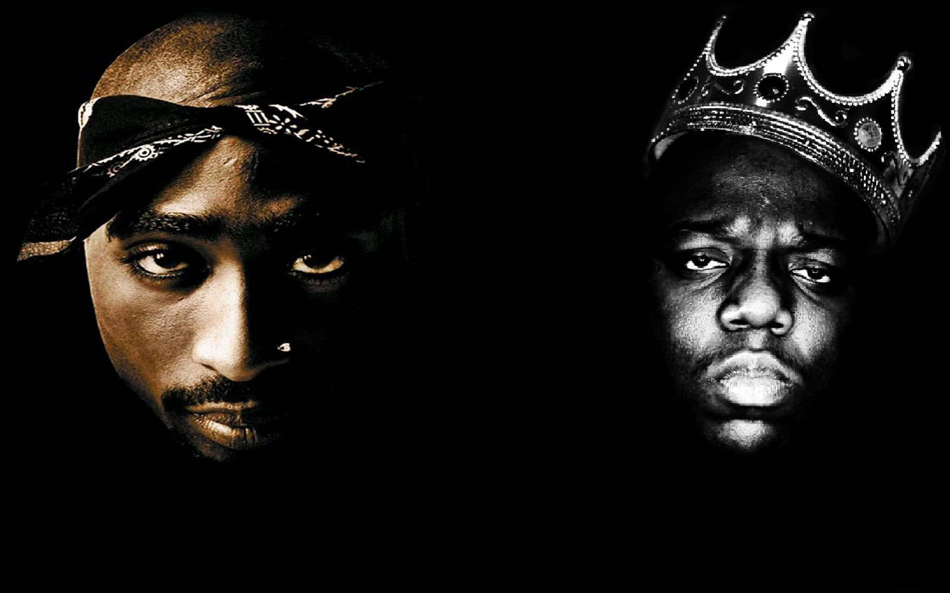 tupac 桌布 壁紙 — 兩位標誌性嘻哈藝術家在黑色背景下凝視，一人戴著頭巾，另一人戴著皇冠。