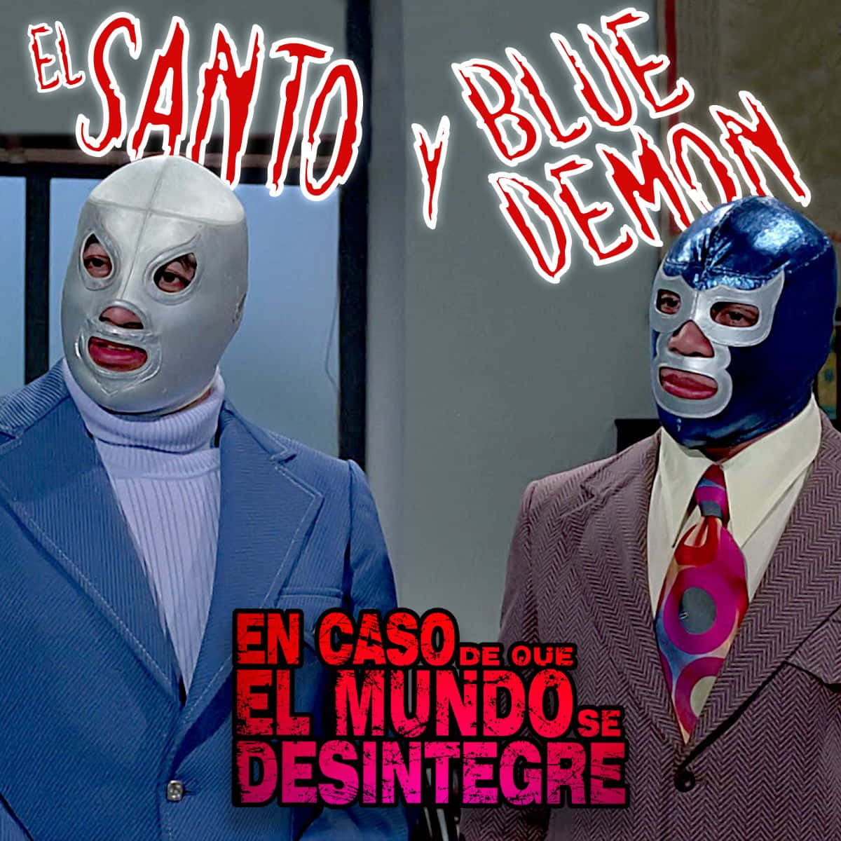 Mexican 桌布 壁紙 — 兩位標誌性摔角手El Santo和Blue Demon身穿西裝戴著面具，在素色牆壁前以粗體紅色文字疊加效果擺出戲劇性姿勢。