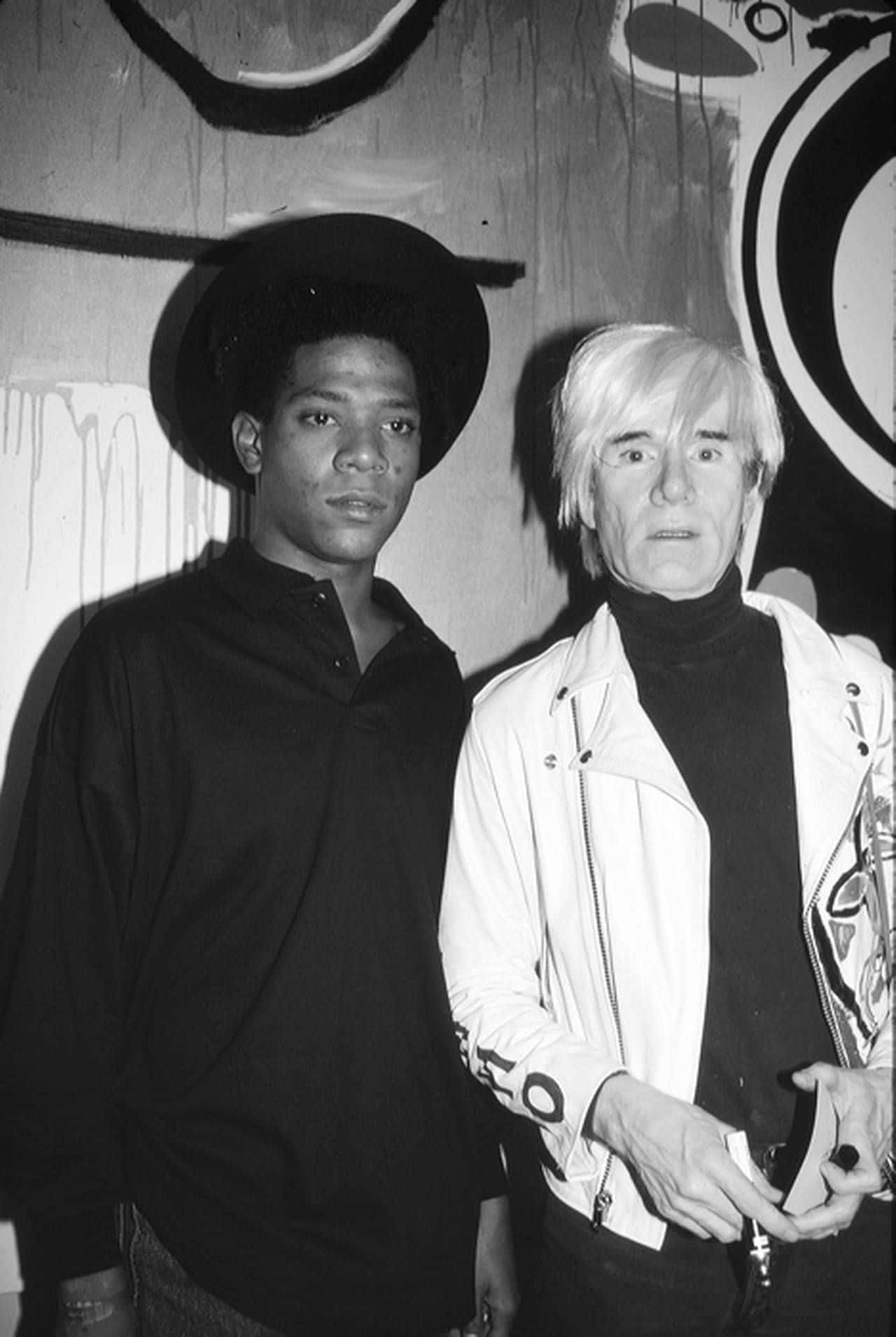 andy warhol 桌布 壁紙 — 兩位標誌性藝術家在一個佈滿塗鴉牆壁的骯髒城市小巷中擺姿勢。