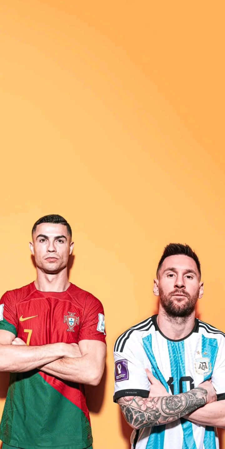 Messi And Ronaldo 4K 桌布 壁紙 — 兩位標誌性足球員克里斯蒂亞諾·羅納度與梅西自信地交叉雙臂，站在純橙色背景前。