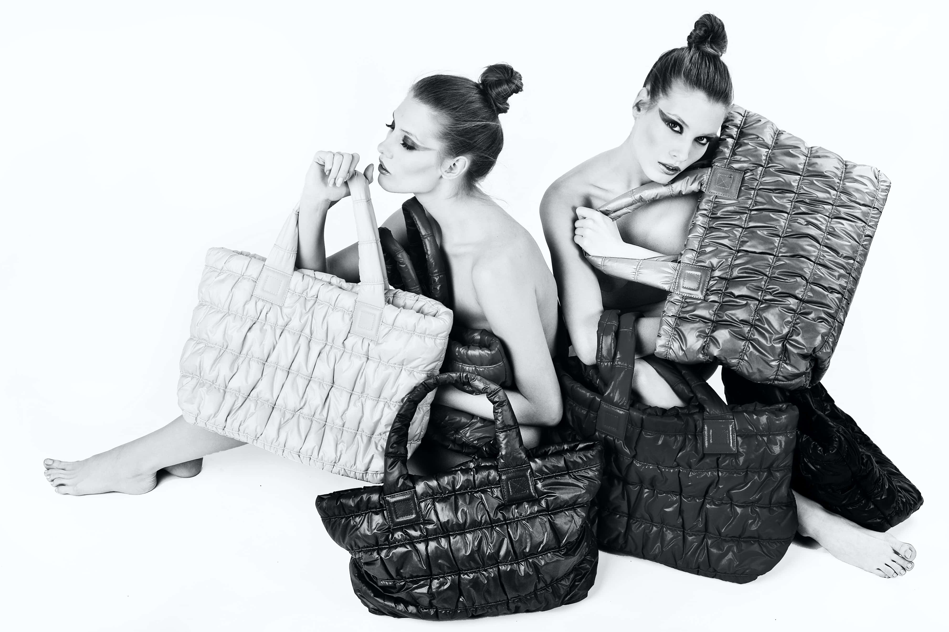 Chanel 桌布 壁紙 — 兩位模特兒在純白背景下，以高對比度的黑白攝影風格，手持超大絎縫手袋擺姿勢。