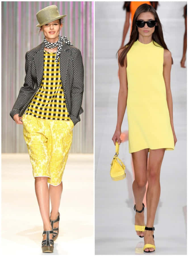 Yellow Fashion 桌布 壁紙 — 兩位模特兒自信地走在伸展台上，展示大膽的黃色服裝，搭配太陽眼鏡和帽子。