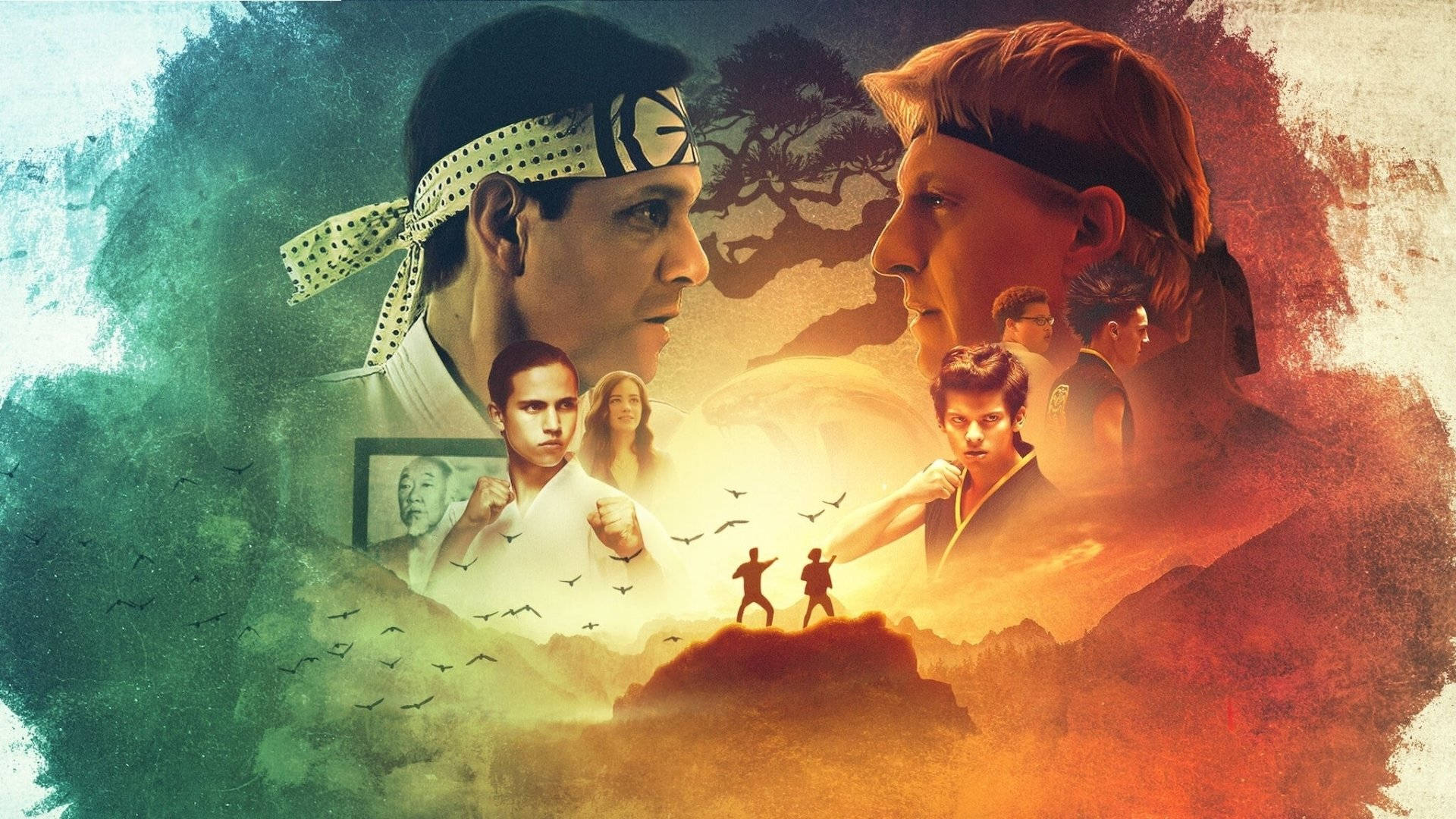 Hawk Cobra Kai 桌布 壁紙 — 兩位武術家在戲劇性的分割畫面中對峙，鳥兒在他們之間飛翔，背景是火熱的綠色和橙色。