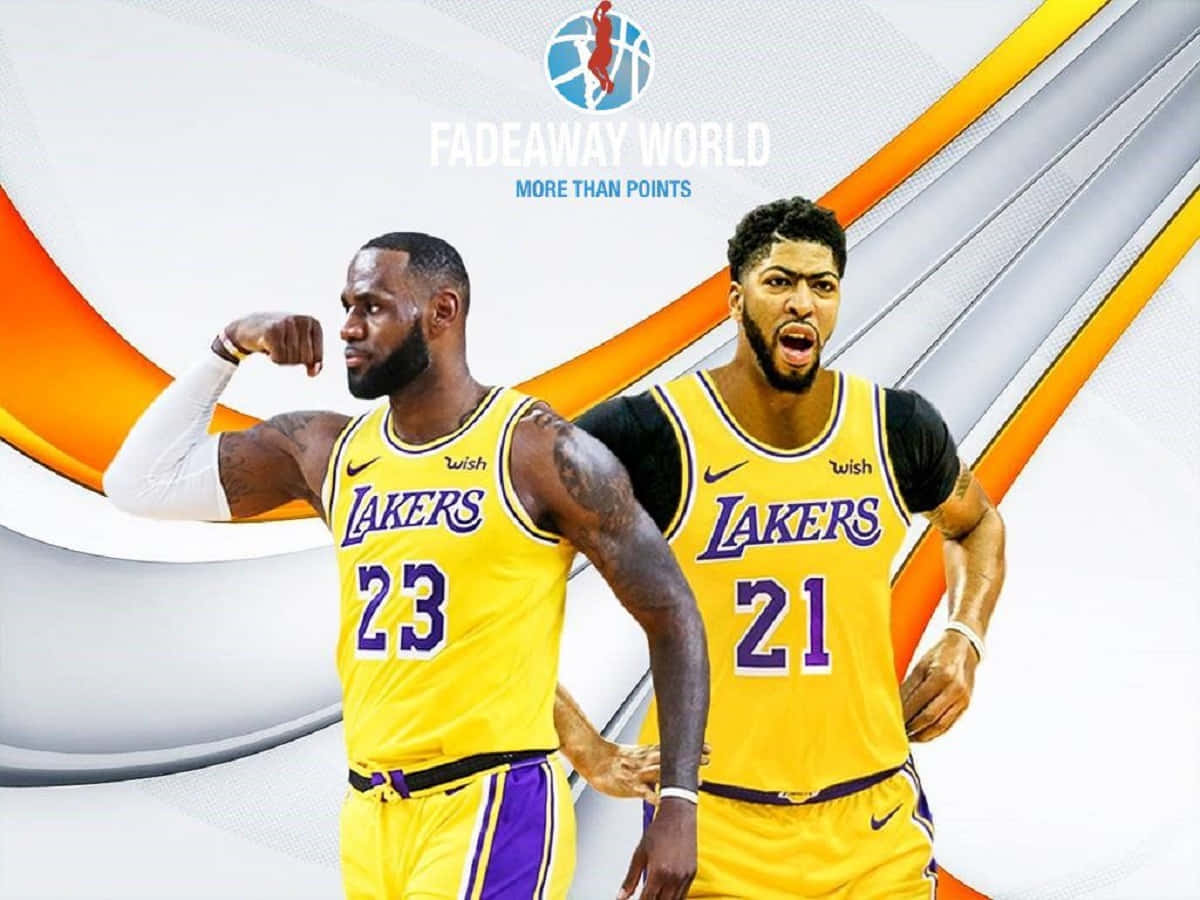 Anthony Davis 桌布 壁紙 — 兩位湖人籃球運動員穿著鮮黃色球衣，在動態的橙色和白色圖形背景前展示肌肉並咆哮。