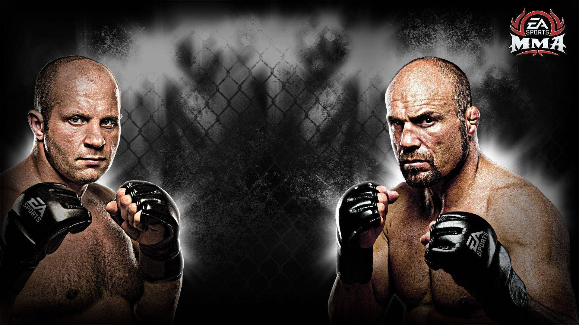 MMA 桌布 壁紙 — 兩位激烈的MMA拳手在籠中對峙，伴隨戲劇性燈光和煙霧效果。