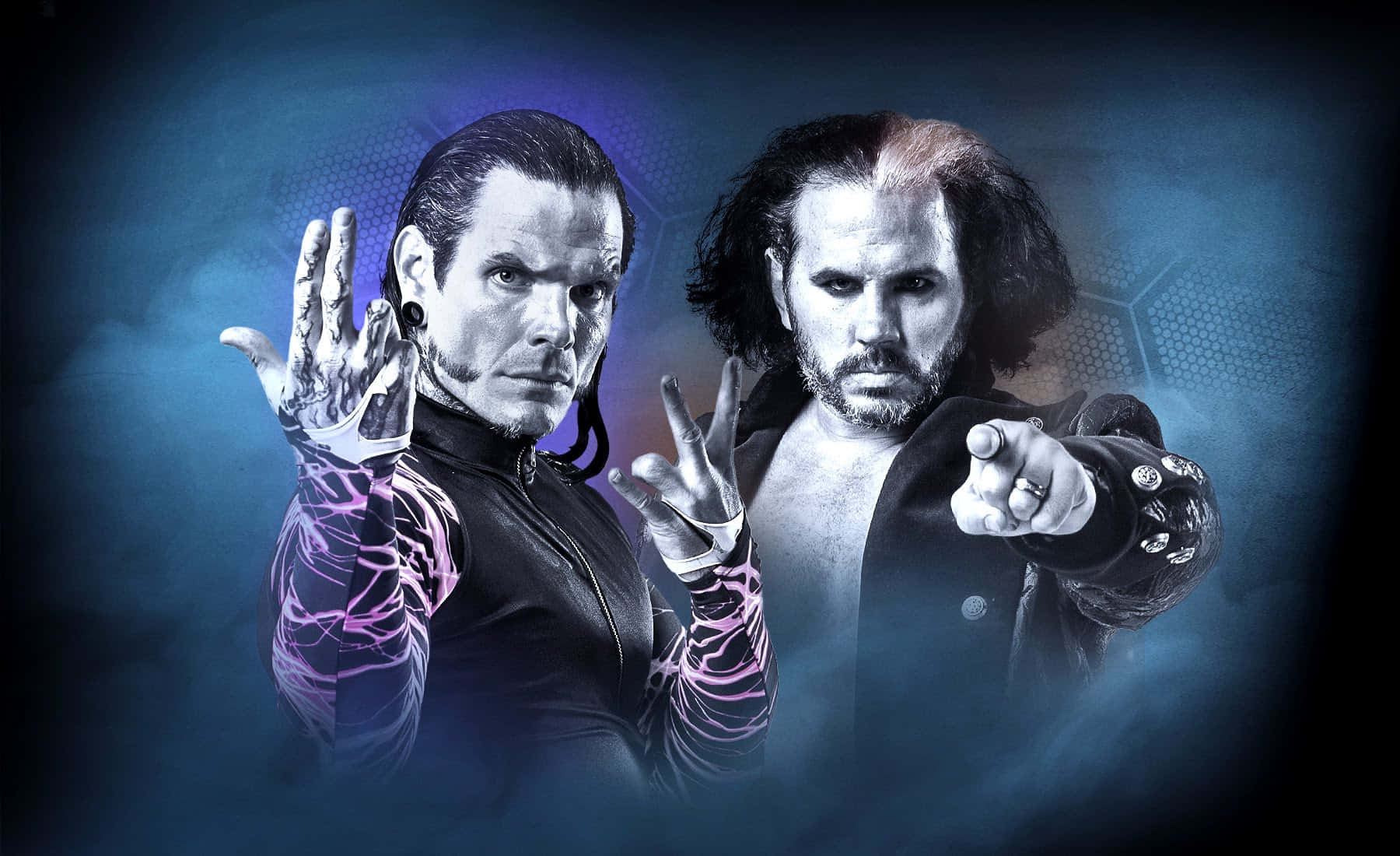WWE 桌布 壁紙 — 兩位激烈的摔角手在深藍色六邊形背景前擺出戲劇性的姿勢，帶有發光的紫色能量效果。