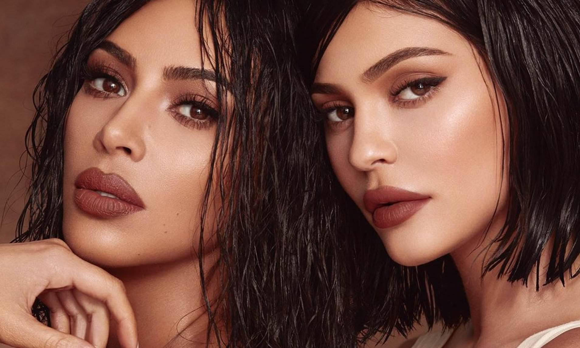 Kim Kardashian 桌布 壁紙 — 兩位濕黑髮、濃棕色妝容的女性在特寫肖像中凝視鏡頭。