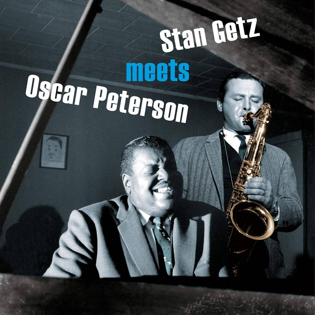 音樂 桌布 壁紙 — 兩位爵士樂傳奇人物 Stan Getz 和 Oscar Peterson 在燈光昏暗的錄音室中，與薩克斯風和鋼琴共享歡樂時光。