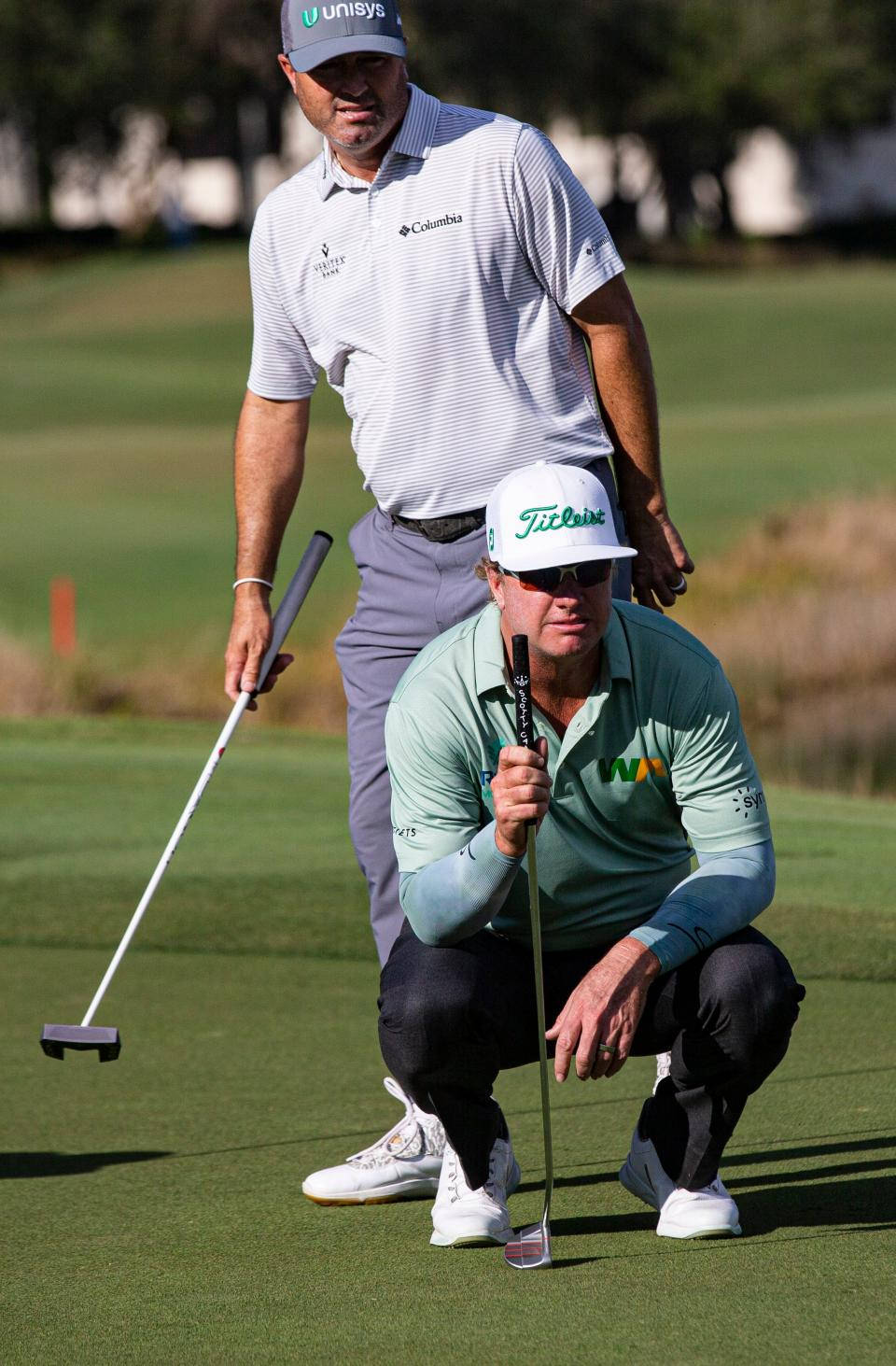 Ryan Palmer 桌布 壁紙 — 兩位男性高爾夫球手在陽光明媚的果嶺上，一人蹲下拿著推桿，另一人站在後面拿著挖起桿。