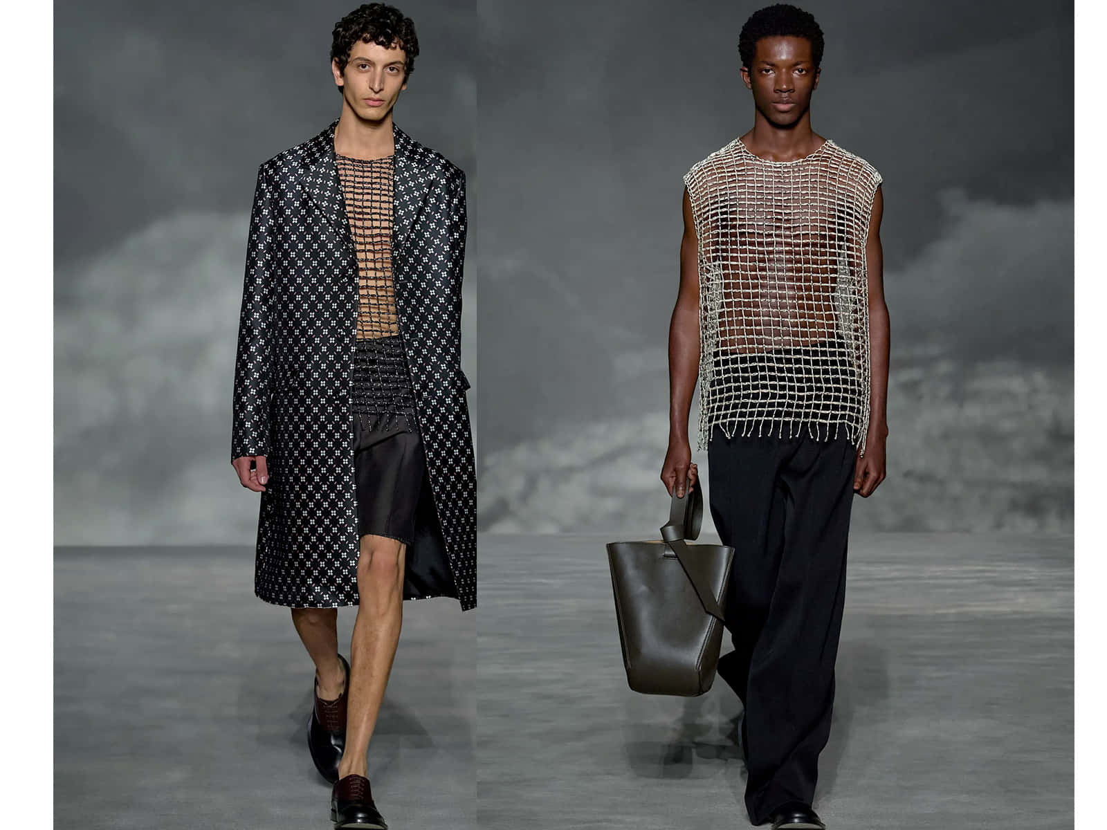 Fashion Model 桌布 壁紙 — 兩位男模特兒穿著網眼上衣和圖案外套，在陰沉的灰色背景下自信地走著前衛時尚。