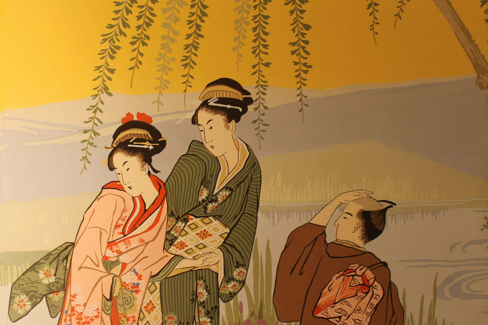 桌布 壁紙 — 兩位穿著傳統和服的女士和一位穿著長袍的男士坐在金色天空下平靜的河邊垂柳枝下。