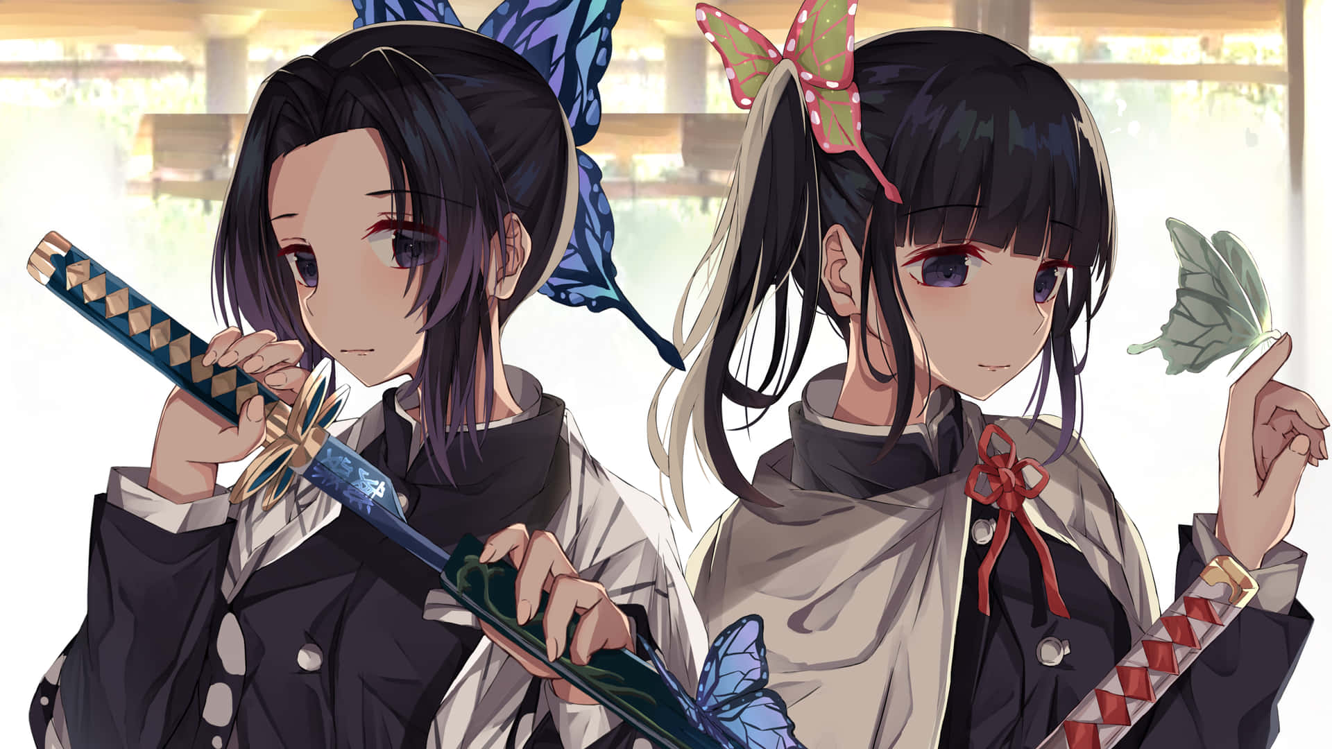 壁紙 — 兩位穿著傳統服飾的動漫少女手持劍，蝴蝶在她們周圍飄浮，在明亮的室內環境中。