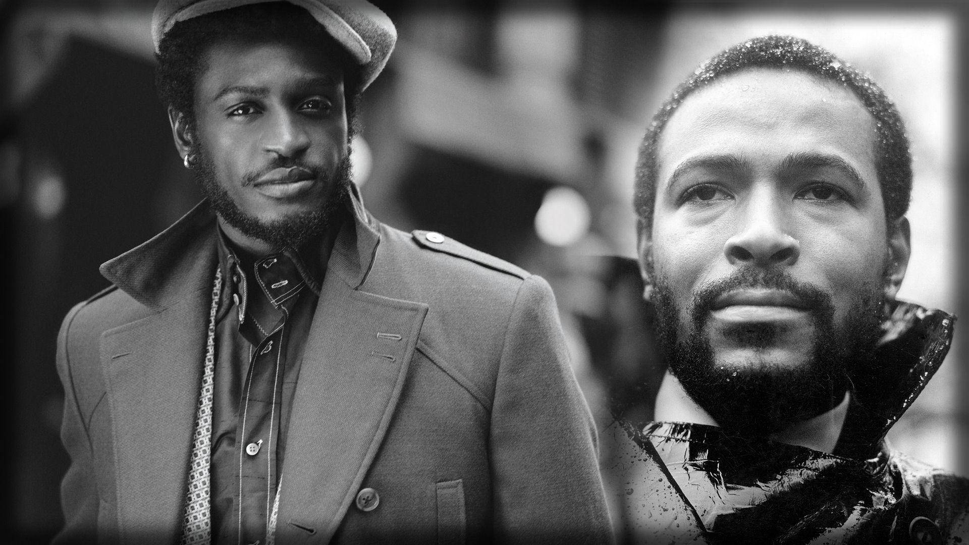 Marvin Gaye 桌布 壁紙 — 兩位穿著復古大衣和帽子的時尚男士在充滿氛圍的黑白街頭肖像中凝視前方。