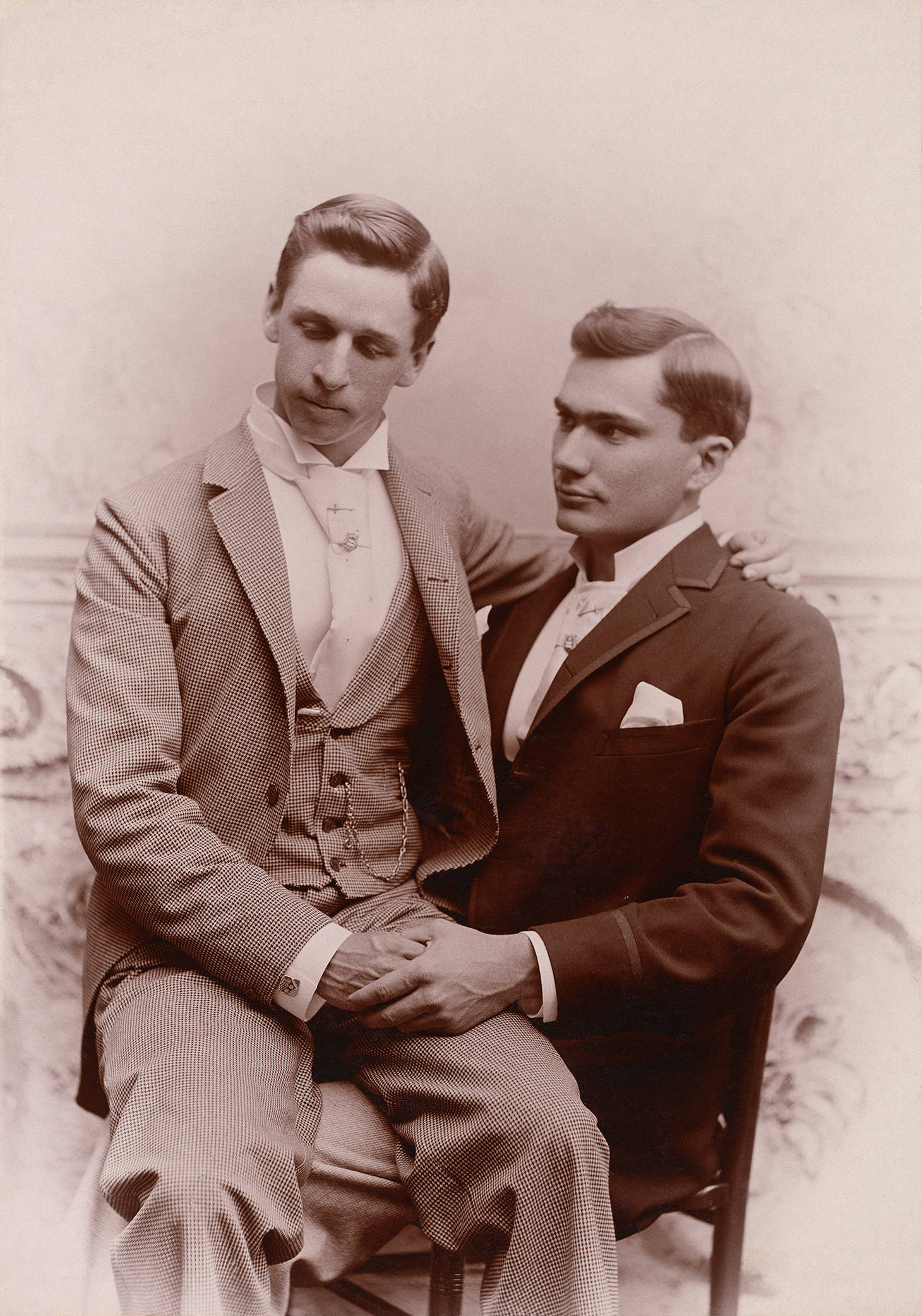 gay love 桌布 壁紙 — 兩位穿著復古西裝的優雅男士在復古色調的攝影棚肖像中親密擺姿勢，背景華麗。