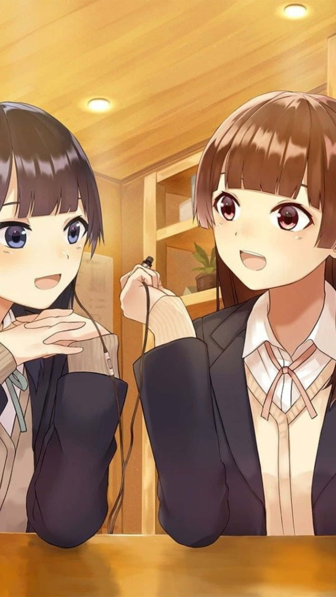 動漫女孩 桌布 壁紙 — 兩位穿著校服的動畫女孩在舒適的木房間裡戴著耳機分享溫暖的笑容。