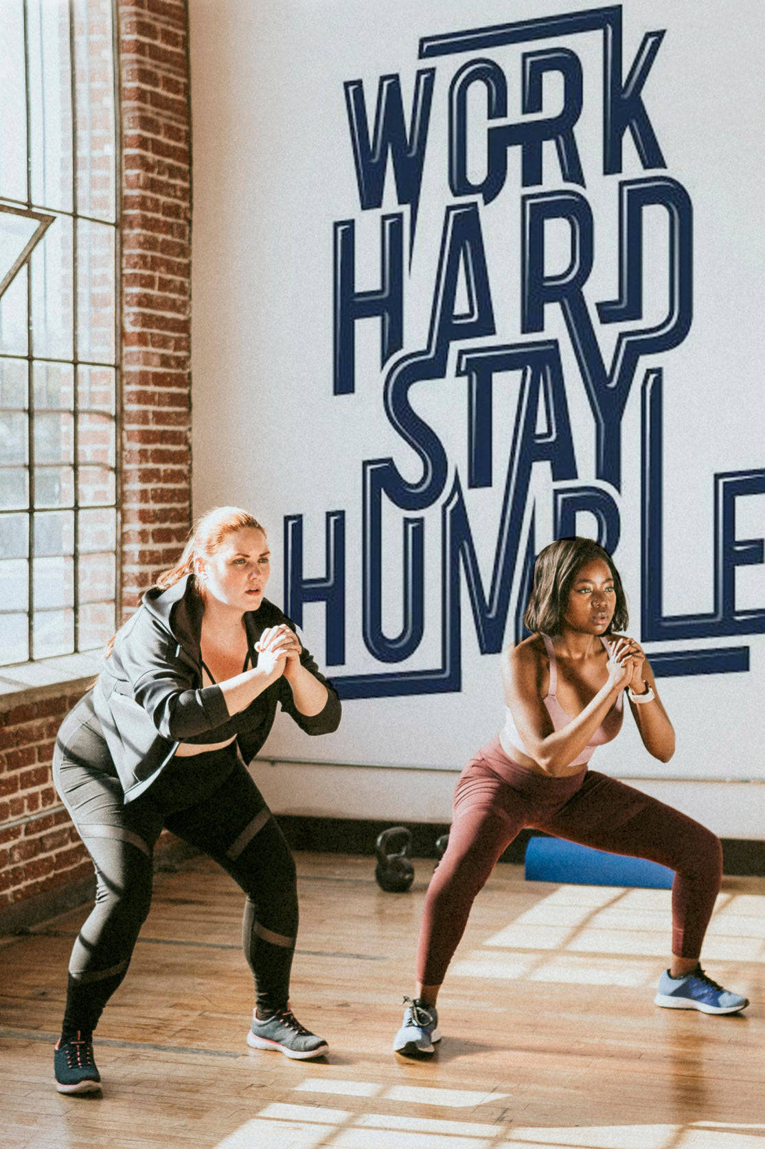 Exercise 桌布 壁紙 — 兩位穿著運動服的女性在陽光充足的健身房中進行深蹲，牆上有一幅大膽的「WORK HARD STAY HUMBLE」壁畫。