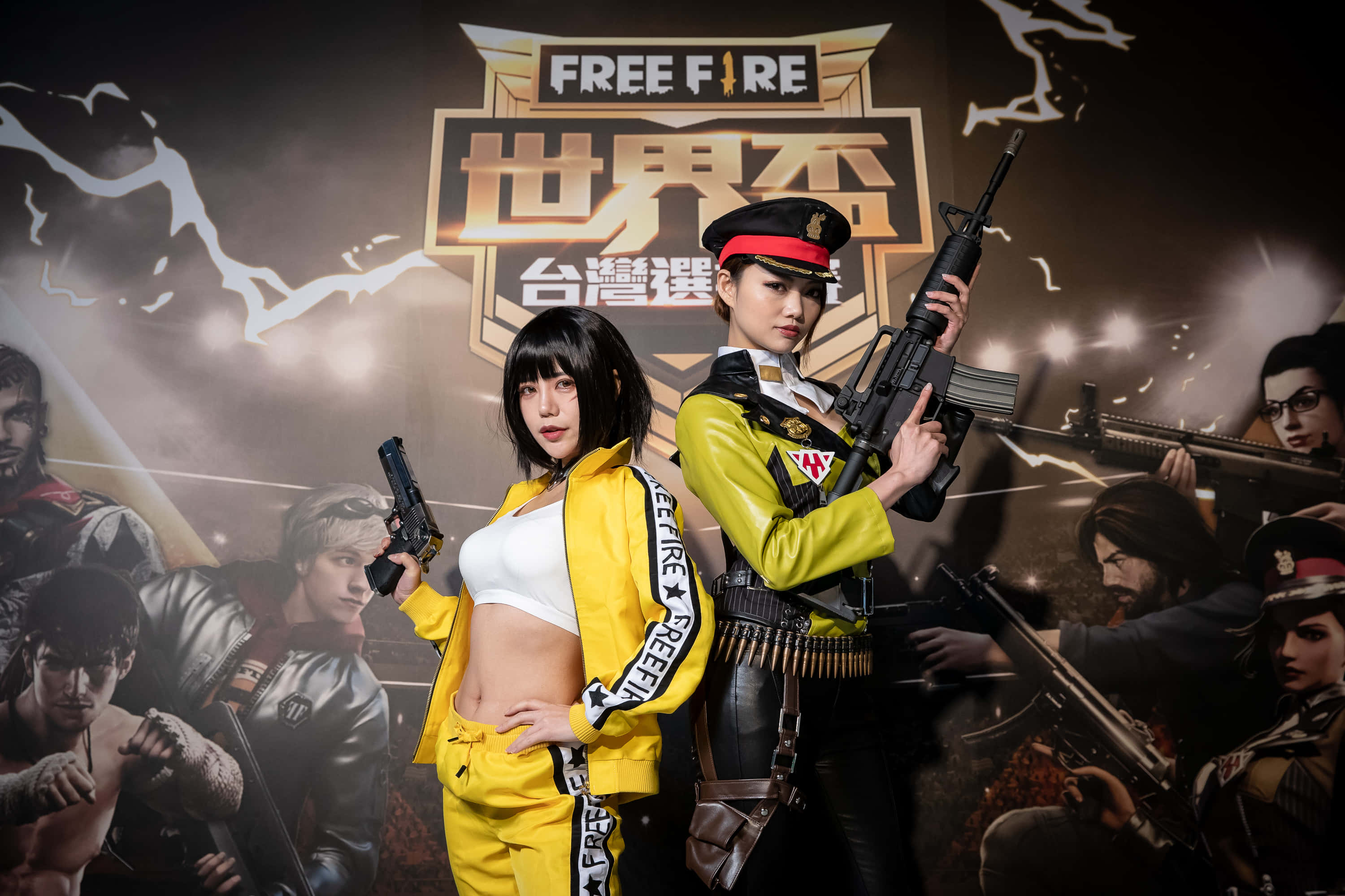 free fire 4K 桌布 壁紙 — 兩位穿著鮮黃色服裝的角色扮演者在閃電和遊戲角色背景的Free Fire錦標賽背景下，手持槍械擺姿勢。