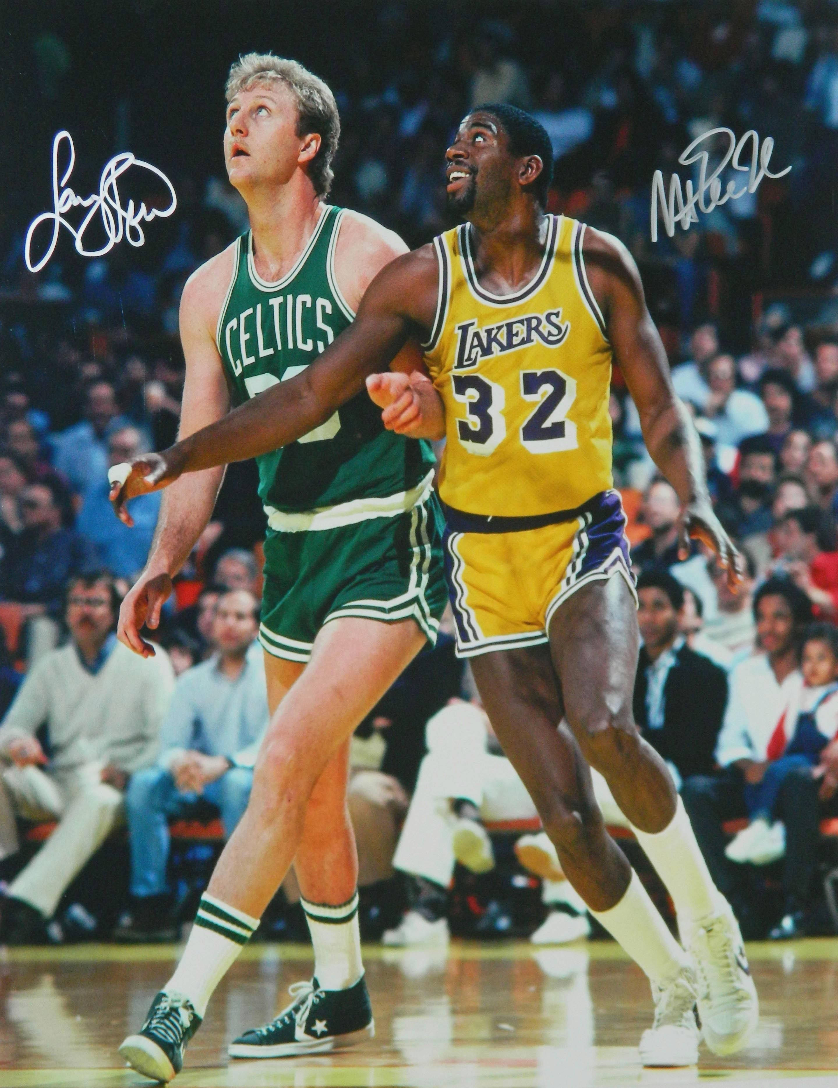 Magic Johnson 桌布 壁紙 — 兩位籃球傳奇人物在比賽中，一位身穿綠色塞爾提克球衣，另一位身穿黃色湖人球衣，背景有觀眾。