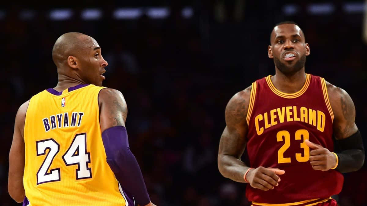 比賽期間穿著NBA球衣的科比·布萊恩和勒布朗·詹姆斯。 — NBA 壁紙