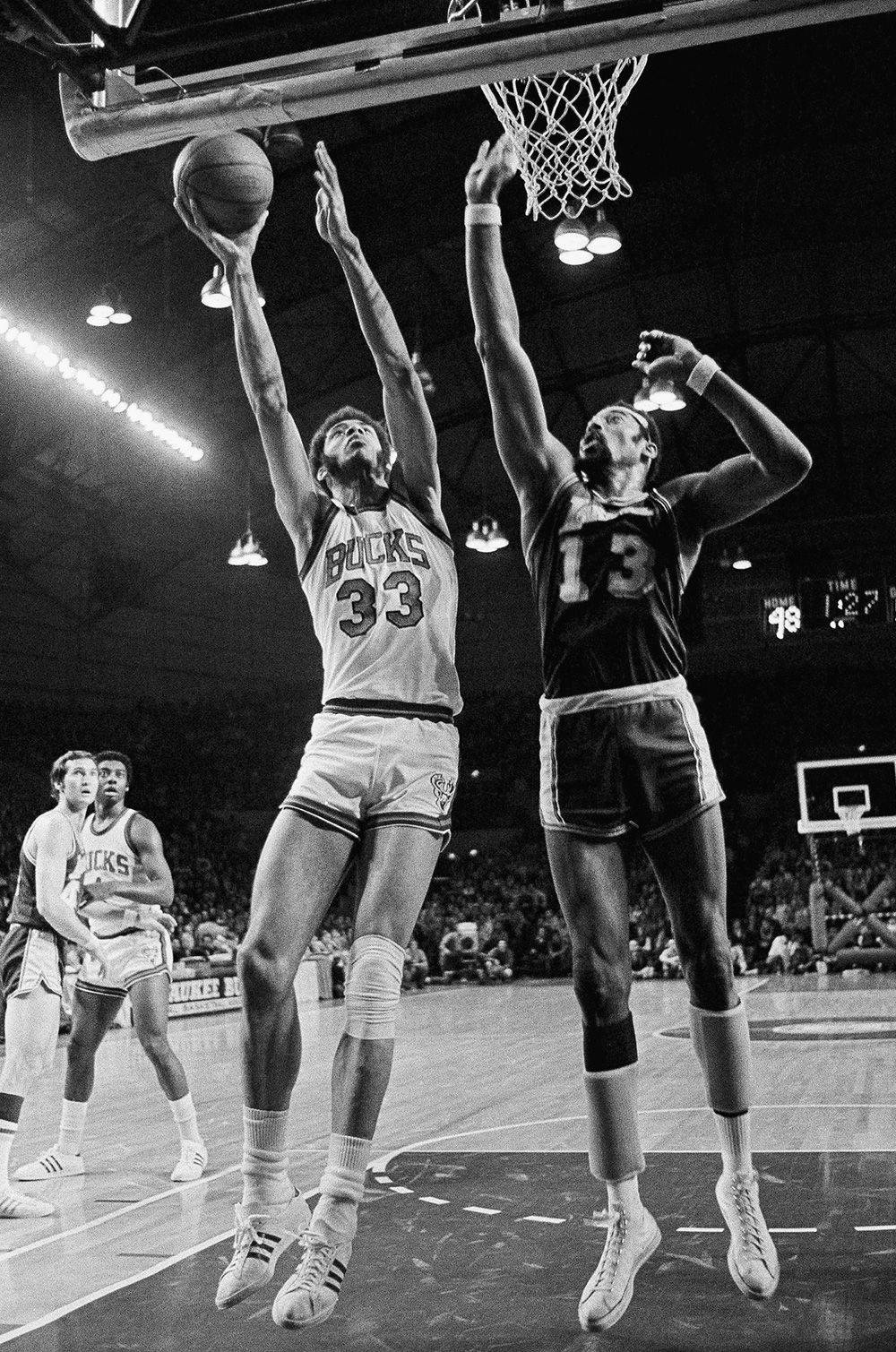 Kareem 桌布 壁紙 — 兩位籃球運動員在緊張的比賽時刻跳起投籃，以黑白捕捉。