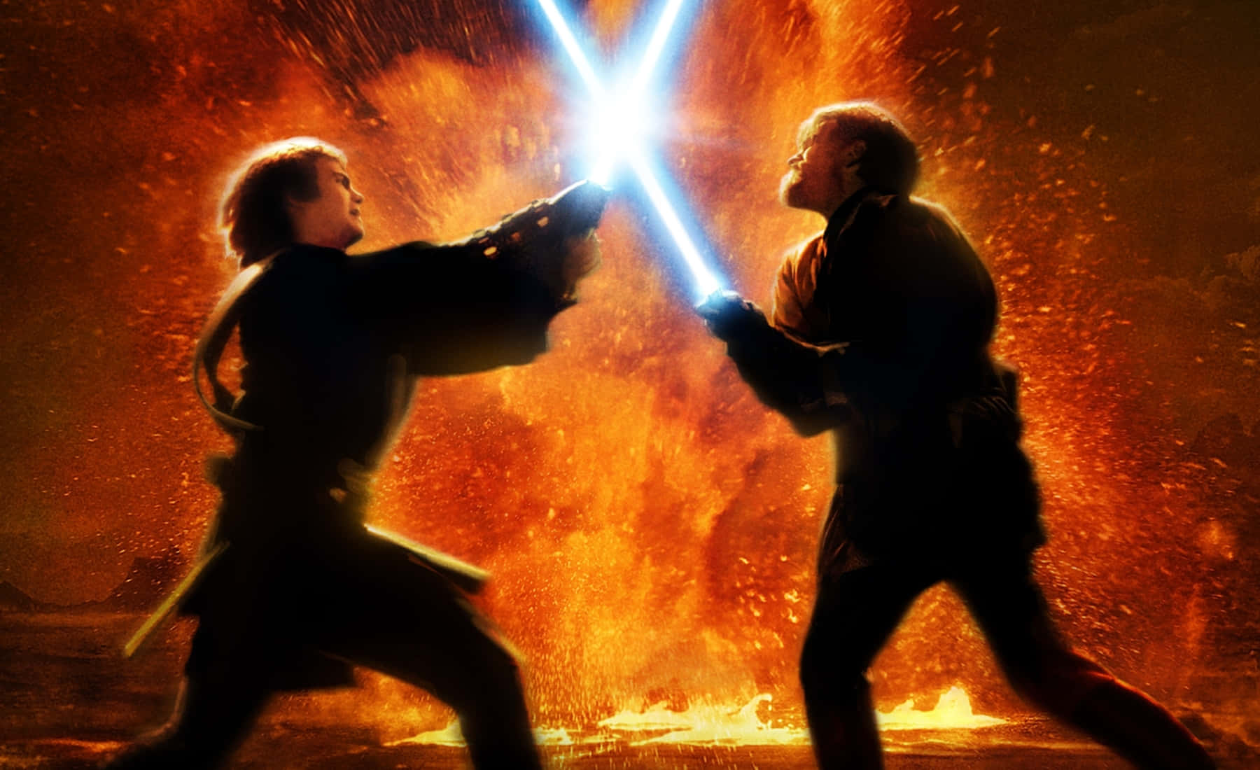 Mustafar 桌布 壁紙 — 兩位絕地武士以藍色光劍決鬥，在橙色火花和熔岩的猛烈爆炸中碰撞。