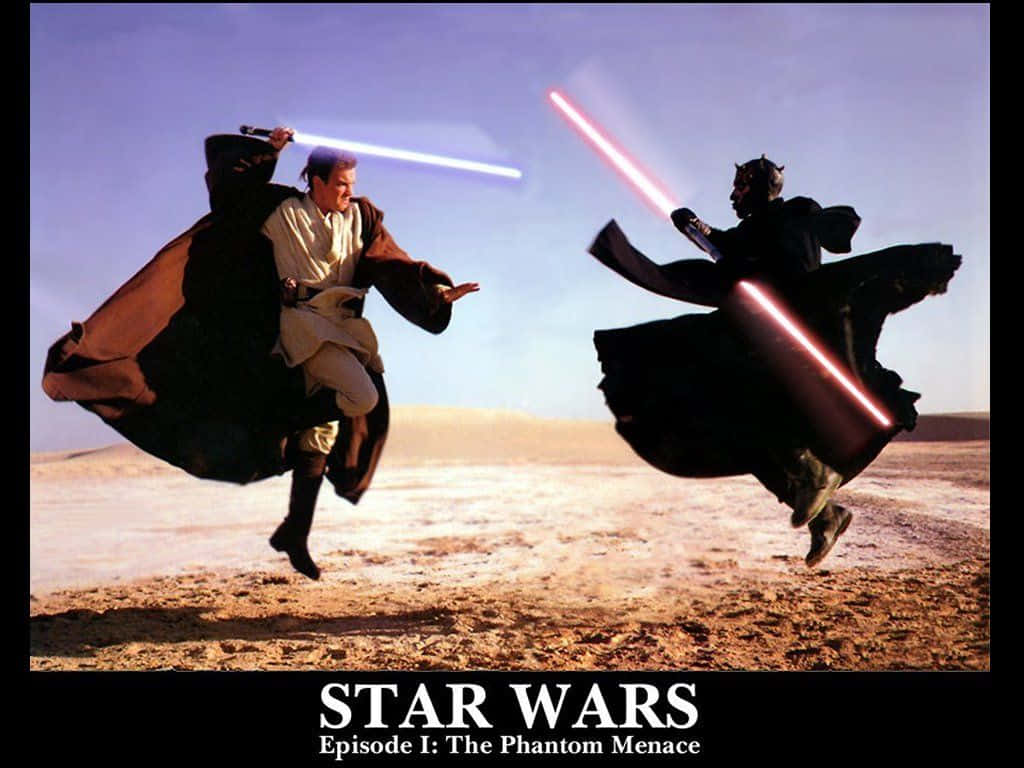 Funny Star Wars 桌布 壁紙 — 兩位絕地武士在晴朗天空下的廣闊沙漠中用發光的光劍決鬥。
