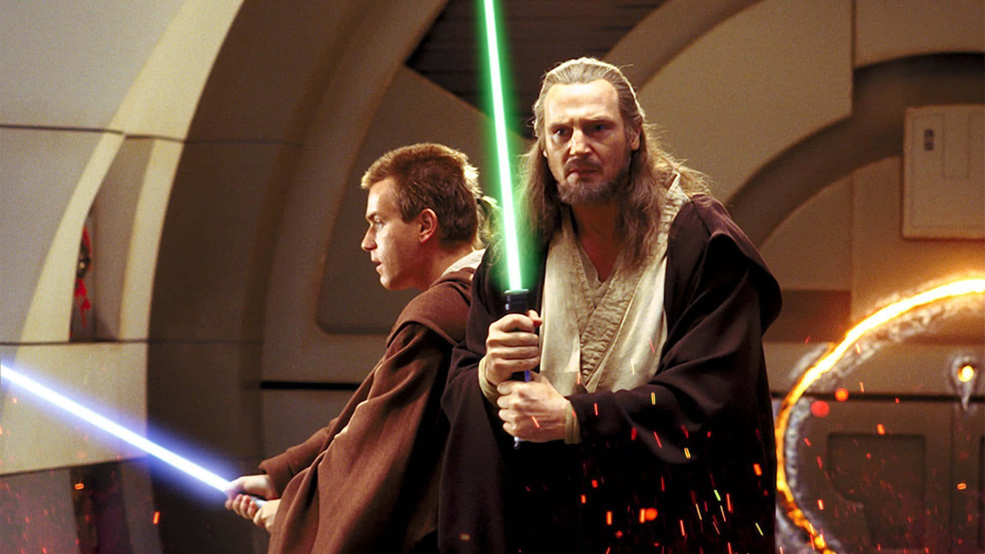 Qui-gon Jinn 桌布 壁紙 — 兩位絕地武士在火花與未來建築中，以發光的綠色和藍色光劍決鬥。