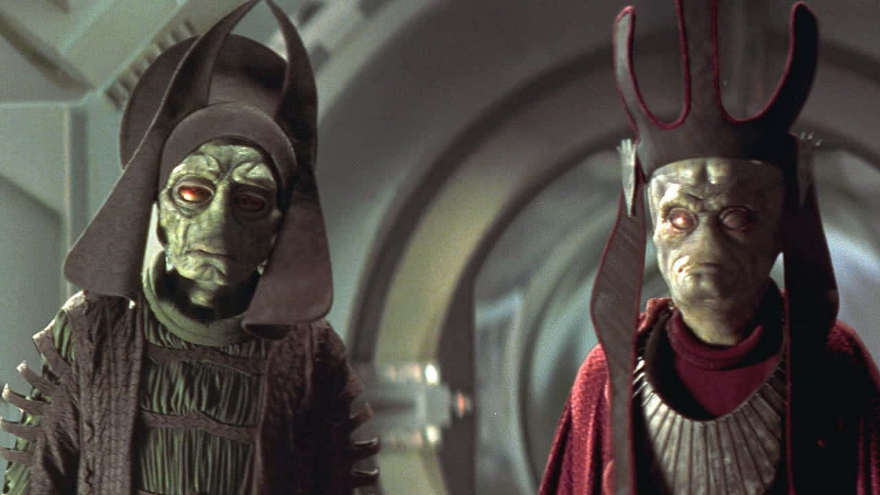 The Trade Federation 桌布 壁紙 — 兩位綠色皮膚、眼睛發出紅光的外星參議員站在未來風格的太空船走廊中。