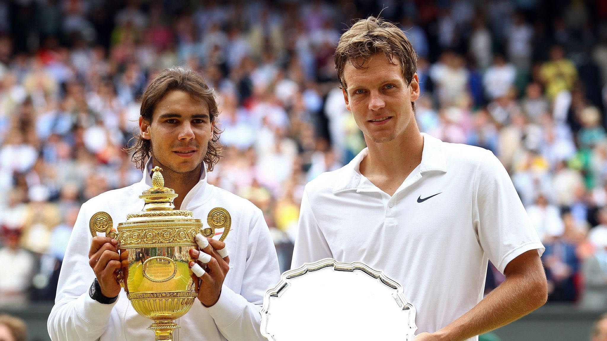 Tennis 桌布 壁紙 — 兩位網球冠軍並肩而立，手持獎盃，身後是座無虛席的體育場人群。