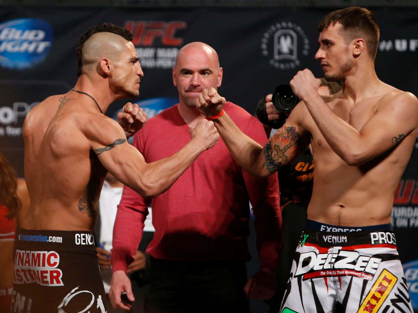 MMA 桌布 壁紙 — 兩位肌肉發達的MMA拳手在UFC過磅活動中進行緊張的賽前對峙。