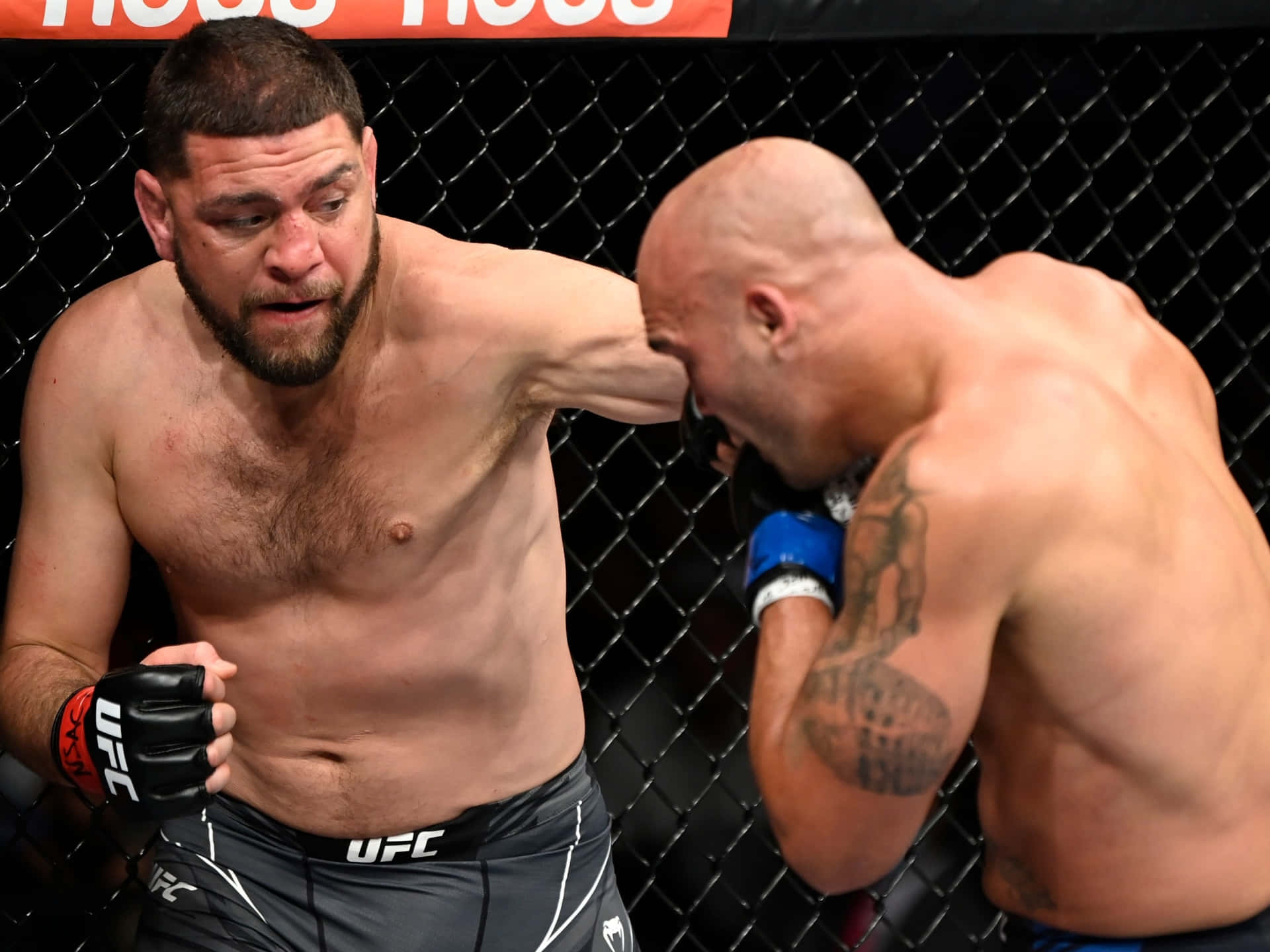 Athlete 桌布 壁紙 — 兩位肌肉發達的MMA拳手在八角籠中激烈對戰，汗水飛濺，表情專注。