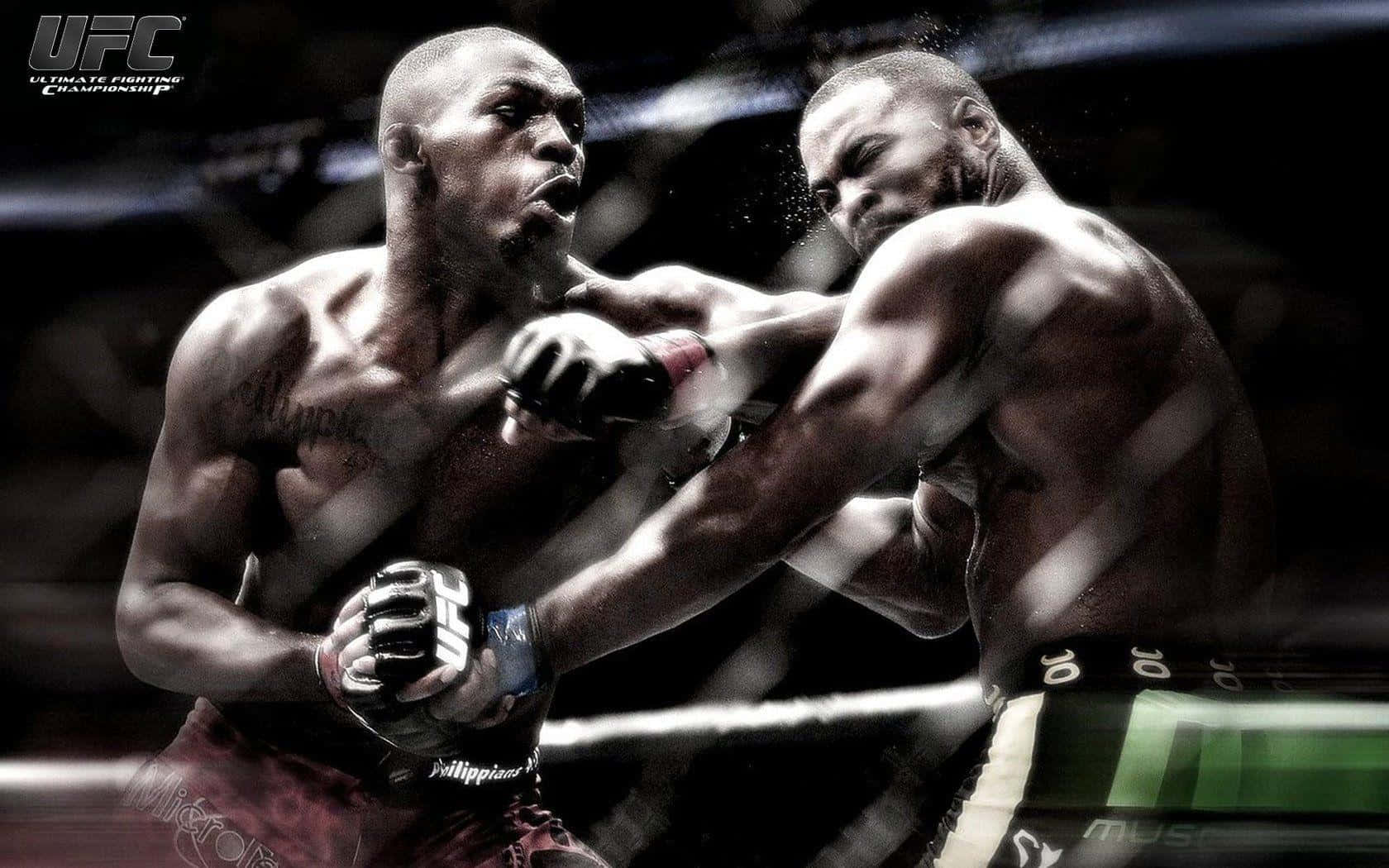 UFC 桌布 壁紙 — 兩位肌肉發達的UFC拳手在八角籠內激烈碰撞，伴隨戲劇性燈光和動態模糊效果。