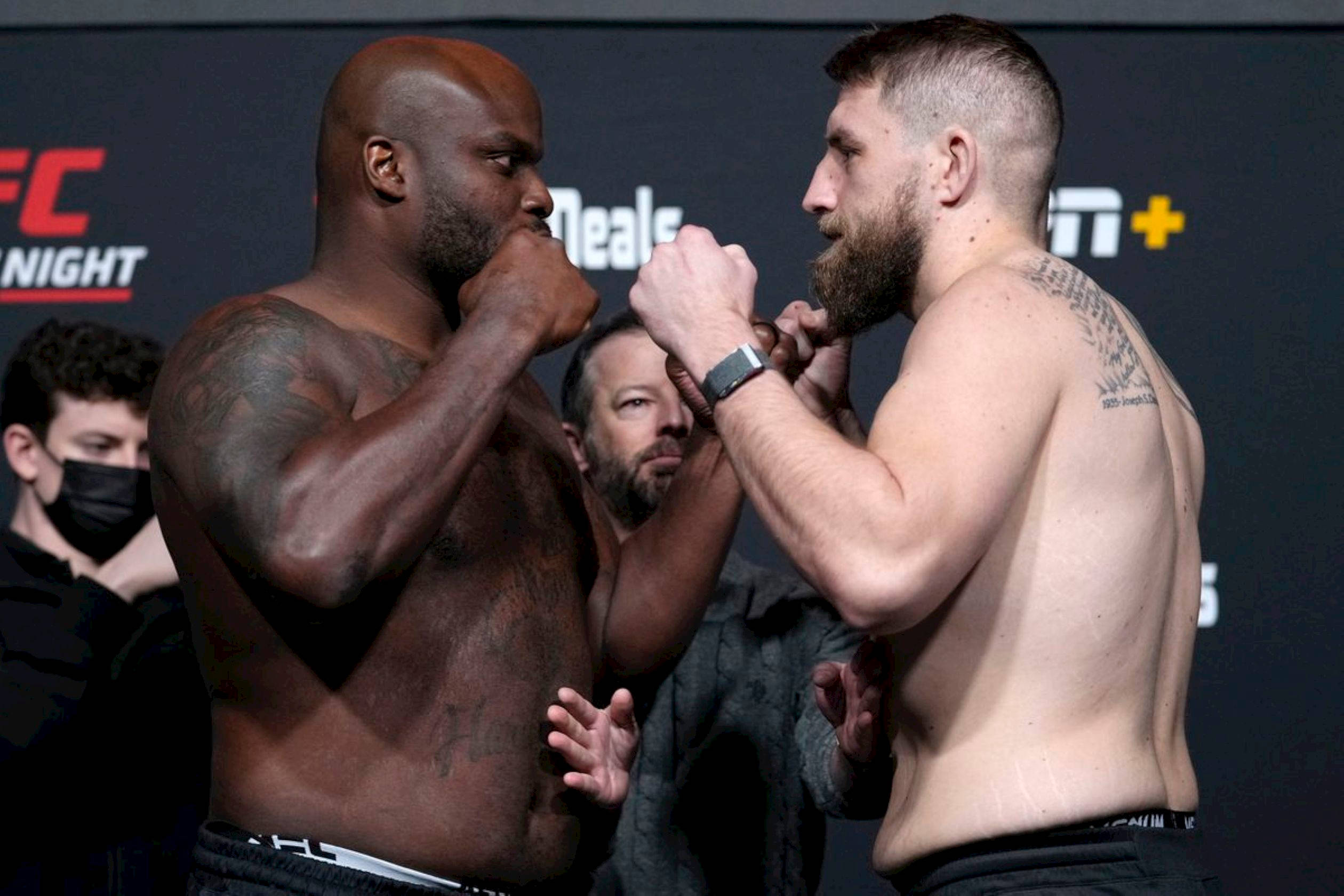 MMA 桌布 壁紙 — 兩位肌肉發達的UFC拳手在緊張的賽前對峙中舉起拳頭。