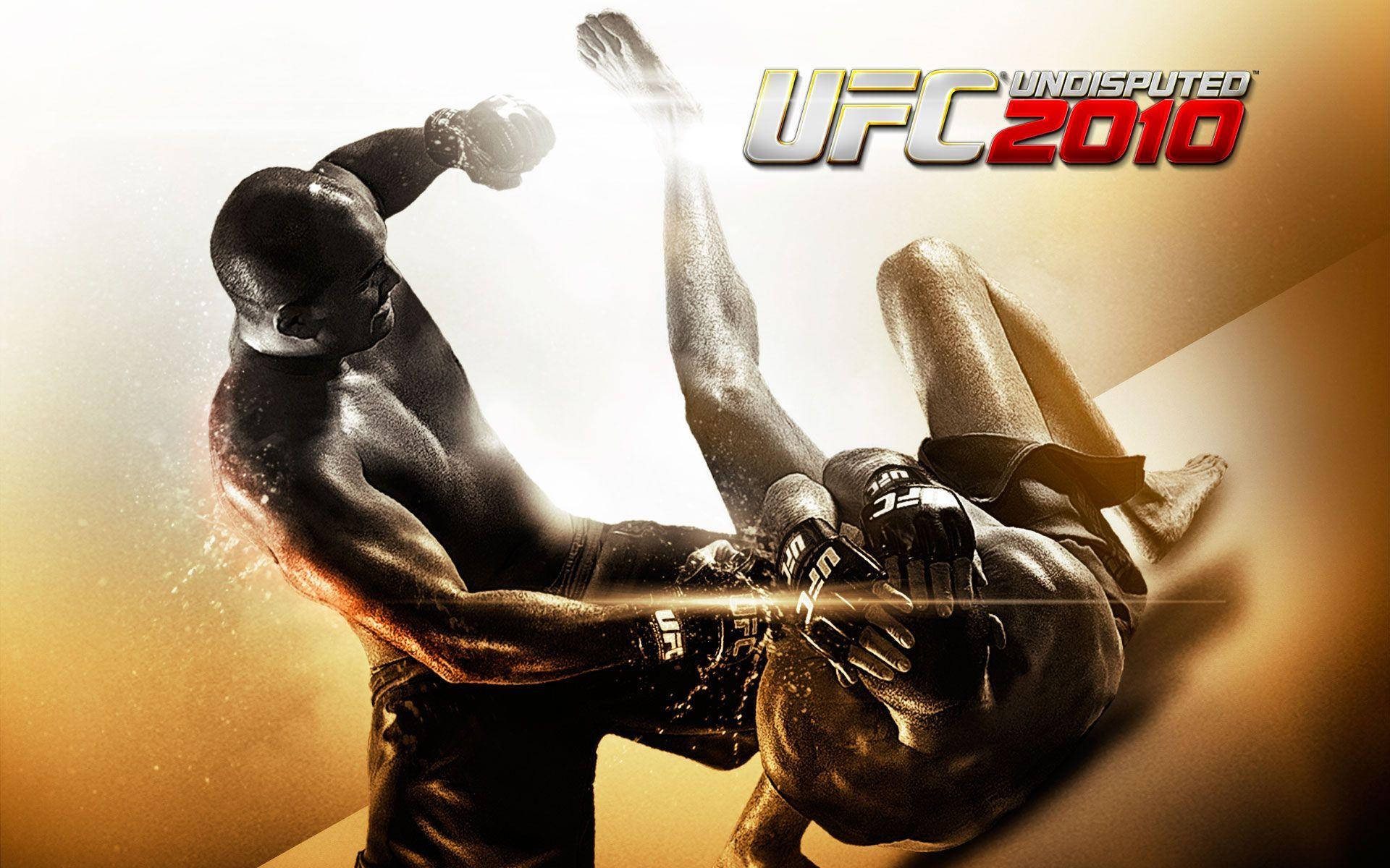 4K Resolution 桌布 壁紙 — 兩位肌肉發達的拳手在動感十足的 UFC 2010 遊戲封面中碰撞，帶有金色燈光和動態模糊效果。