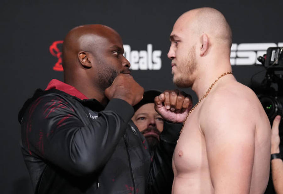UFC 桌布 壁紙 — 兩位肌肉發達的拳手在稱重時激烈對峙，相機閃光燈閃爍，背後有ESPN品牌標誌。