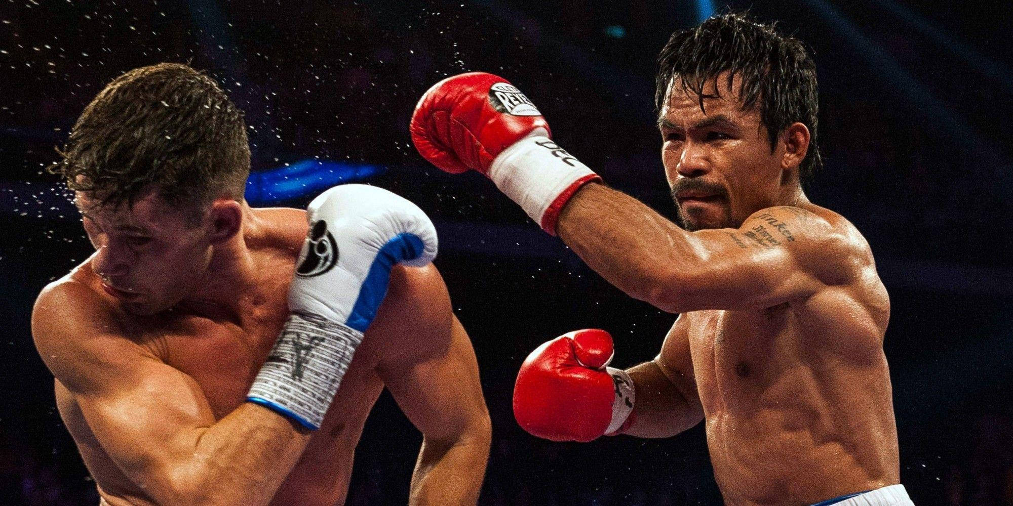 Boxing 桌布 壁紙 — 兩位肌肉發達的拳擊手在擂台上激烈碰撞，汗水飛濺，在明亮燈光下展現高度專注。