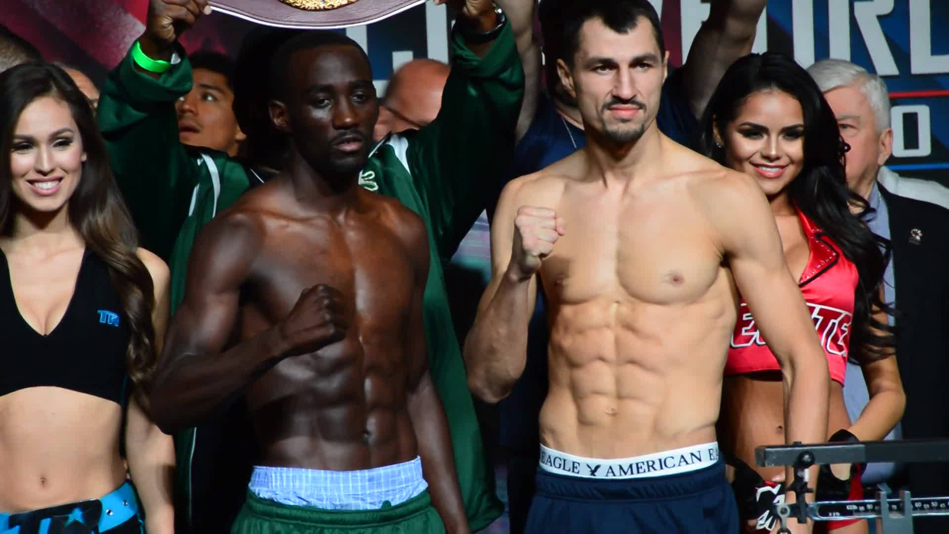 Boxing 桌布 壁紙 — 兩位肌肉發達的拳擊手在稱重時赤裸上身，身後高舉冠軍腰帶。