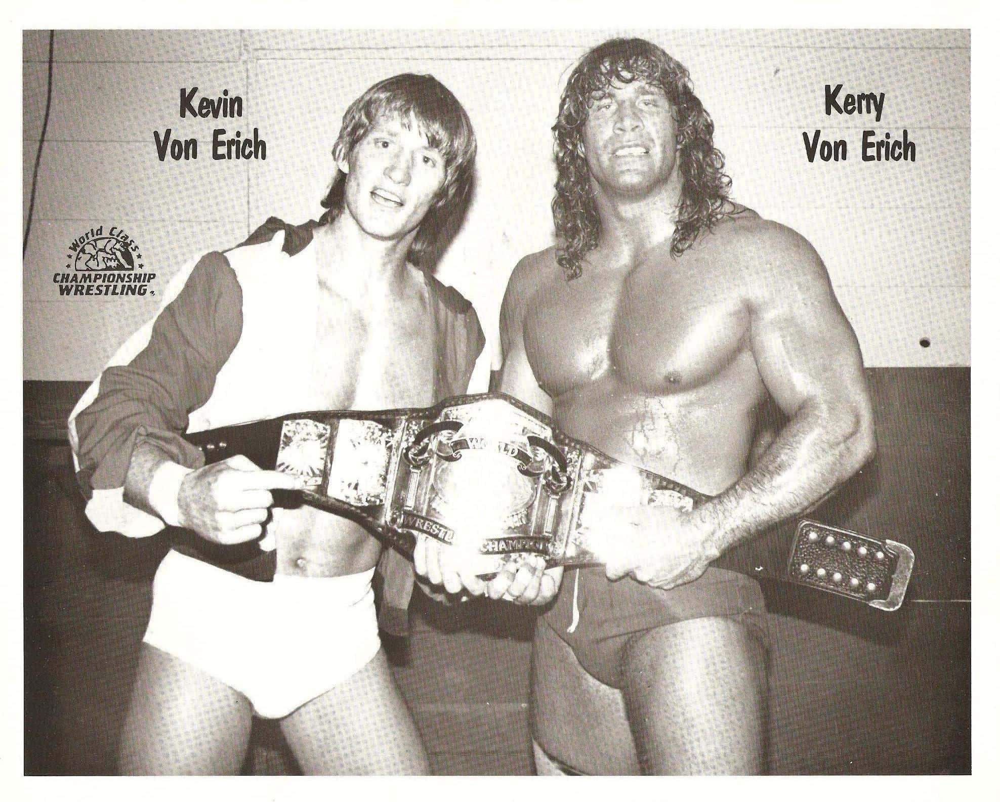 恩瓦 桌布 壁紙 — 兩位肌肉發達的摔角手 Kevin 和 Kerry Von Erich 在一張復古摔角照片中自豪地展示冠軍腰帶。