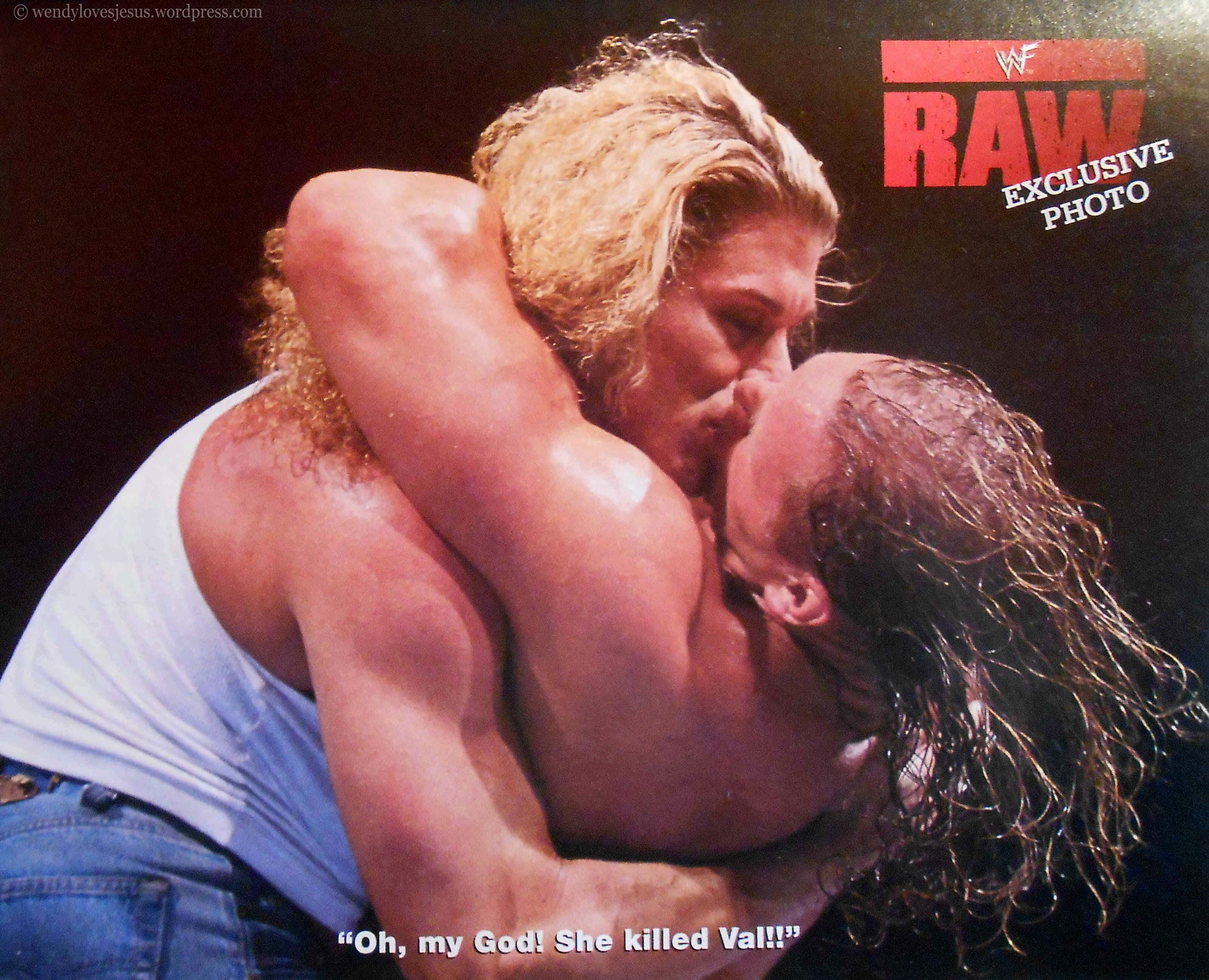 摔角 桌布 壁紙 — 兩位肌肉發達的摔角手在WWE Raw賽事中鎖喉，表情激烈，充滿戲劇性。