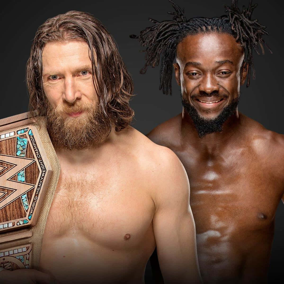 WWE 桌布 壁紙 — 兩位肌肉發達的摔角手自信地擺姿勢，其中一人手持冠軍腰帶，背景是深色攝影棚。