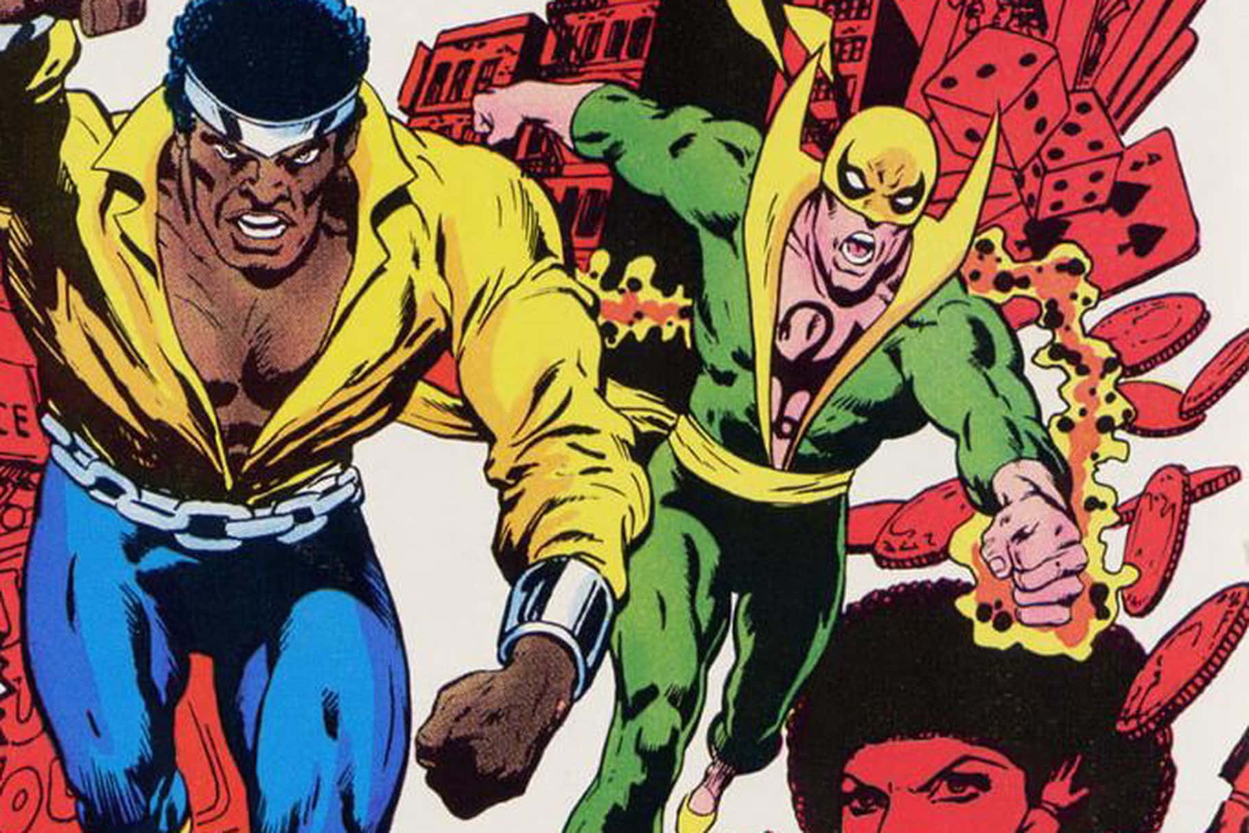 Heroes For Hire 桌布 壁紙 — 兩位肌肉發達的漫畫英雄穿著大膽的黃色和綠色服裝，在紅色骰子和城市建築的背景下向前衝刺。