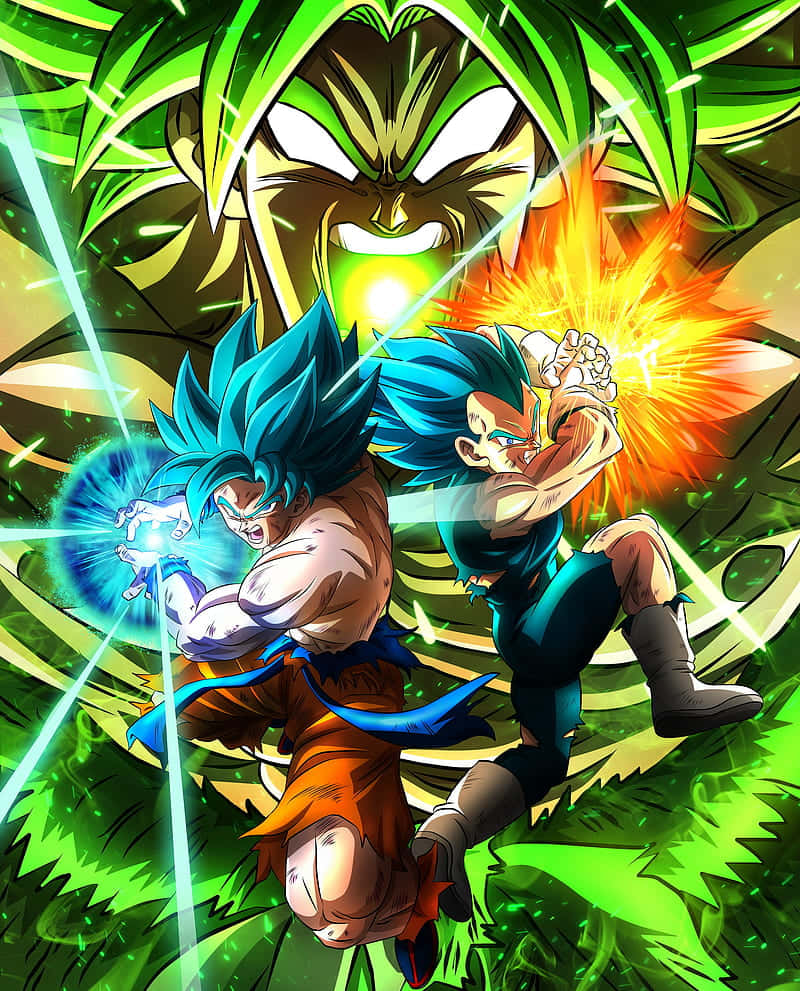 Vegeta And Broly 桌布 壁紙 — 兩位藍髮戰士在動態的動漫戰鬥中，向一個巨大的綠髮人物釋放出發光的能量衝擊波。