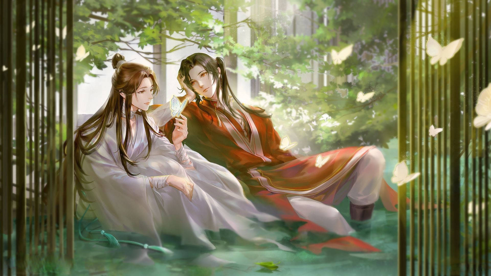 花城 桌布 壁紙 — 兩位衣著優雅的人物在陽光普照的竹林裡平靜地坐著，蝴蝶在他們周圍飛舞。